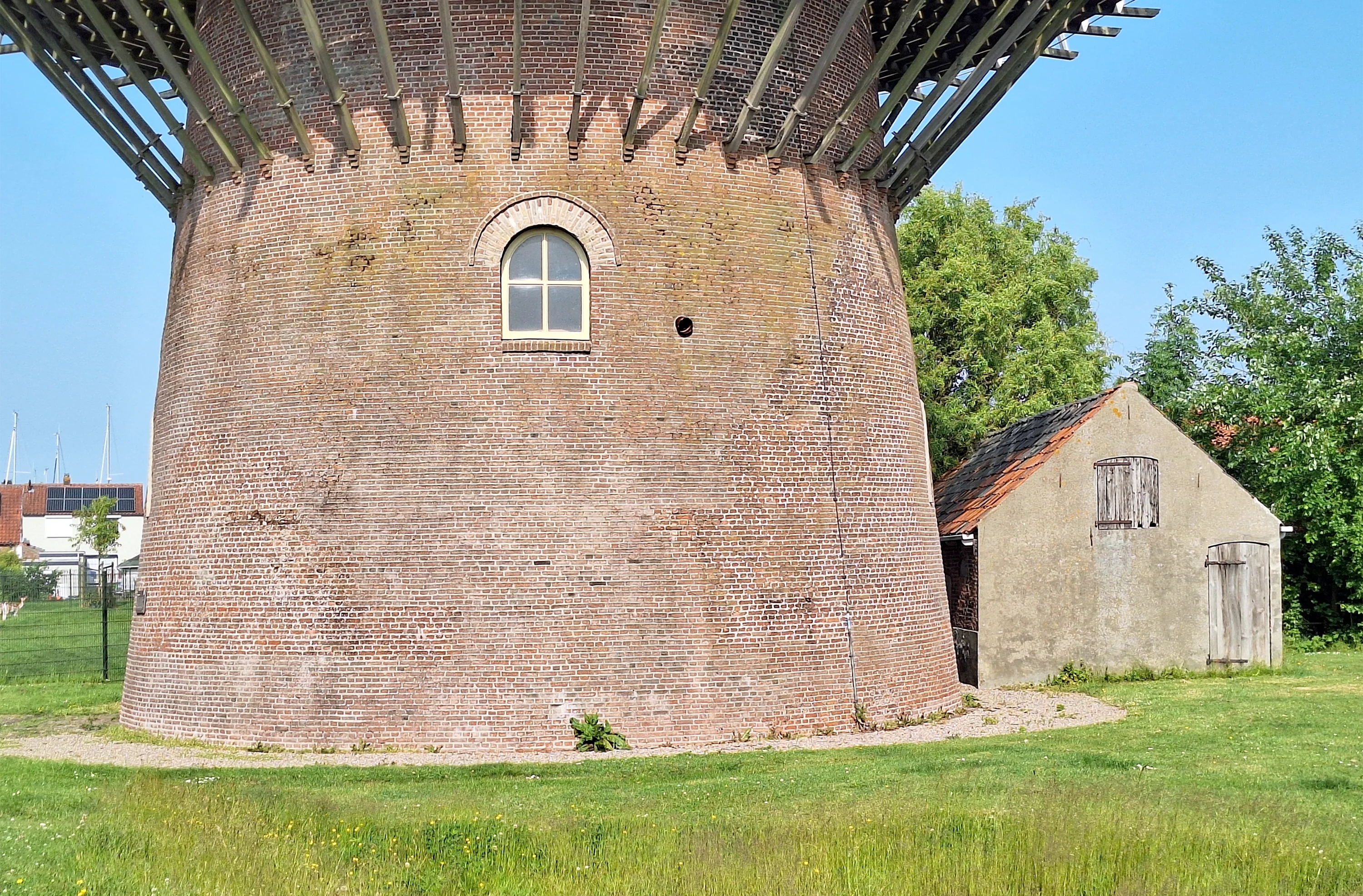 De molen met rechts de varkensschuur.