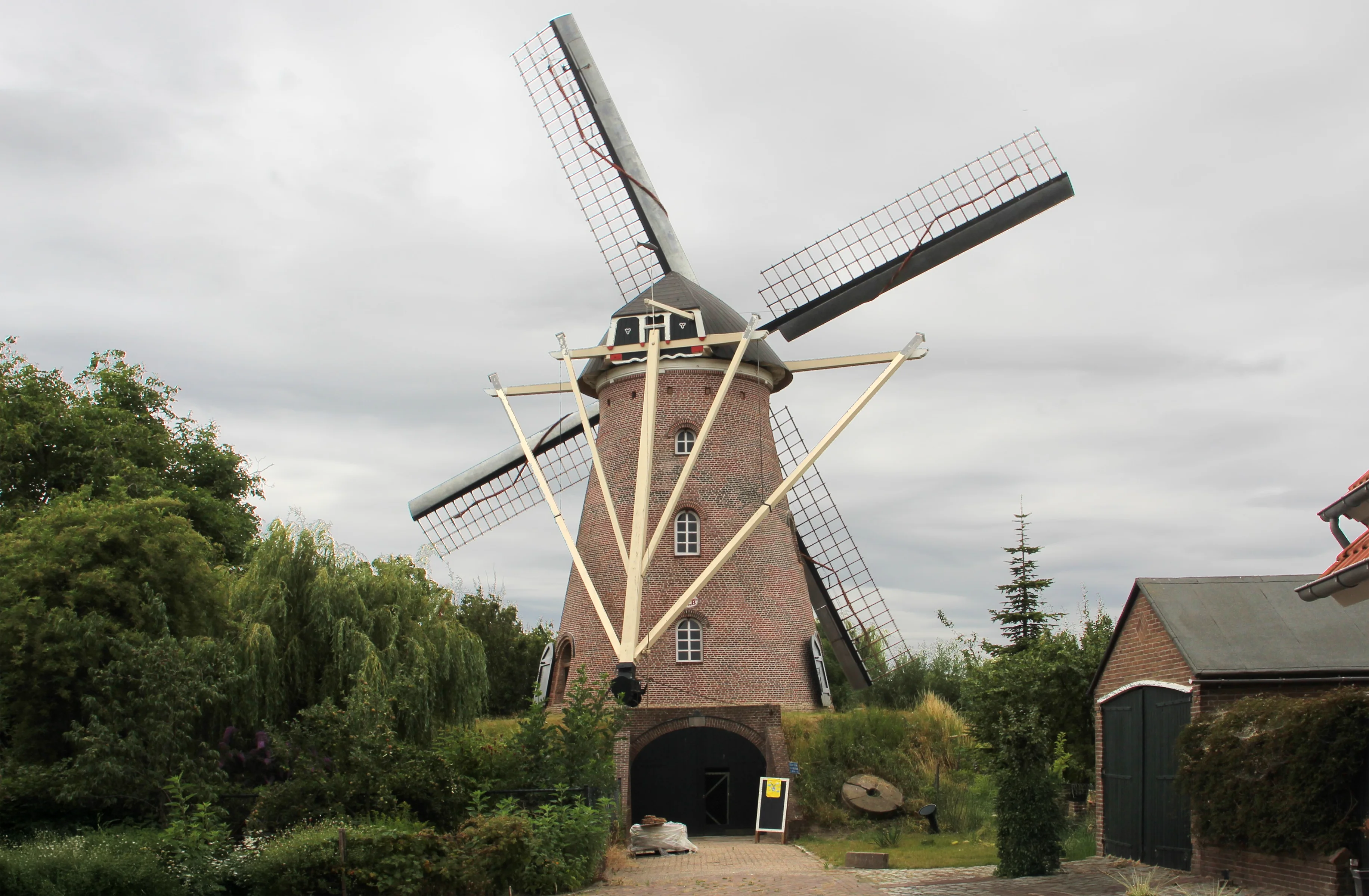 Denis van Cronenburg (05-07-2025)De molen na de restauratie. | Database Nederlandse molens media-bestand