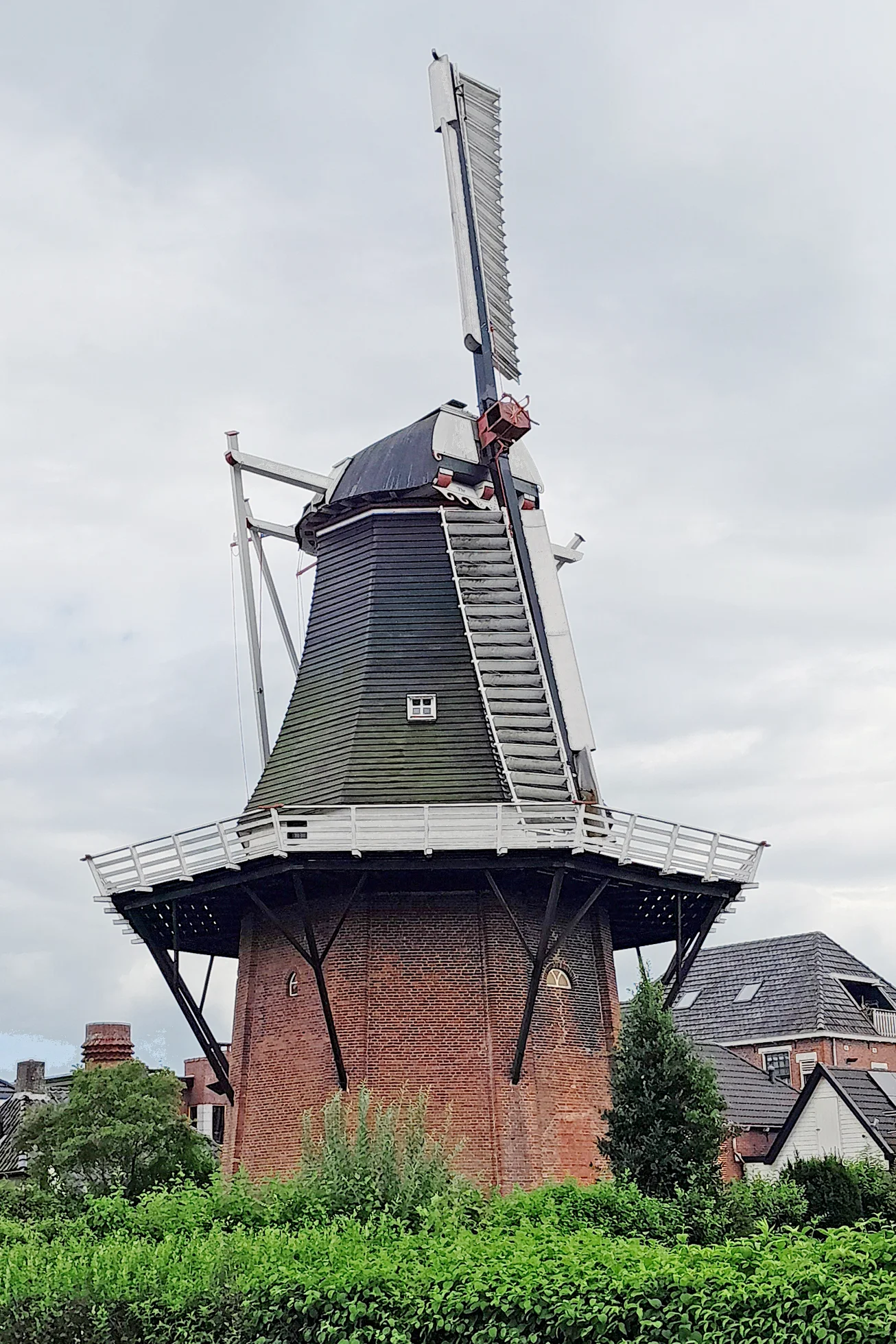 Martin E. van Doornik (29-07-2025) Molen De Liefde staat momenteel met één roede. | Database Nederlandse molens media-bestand