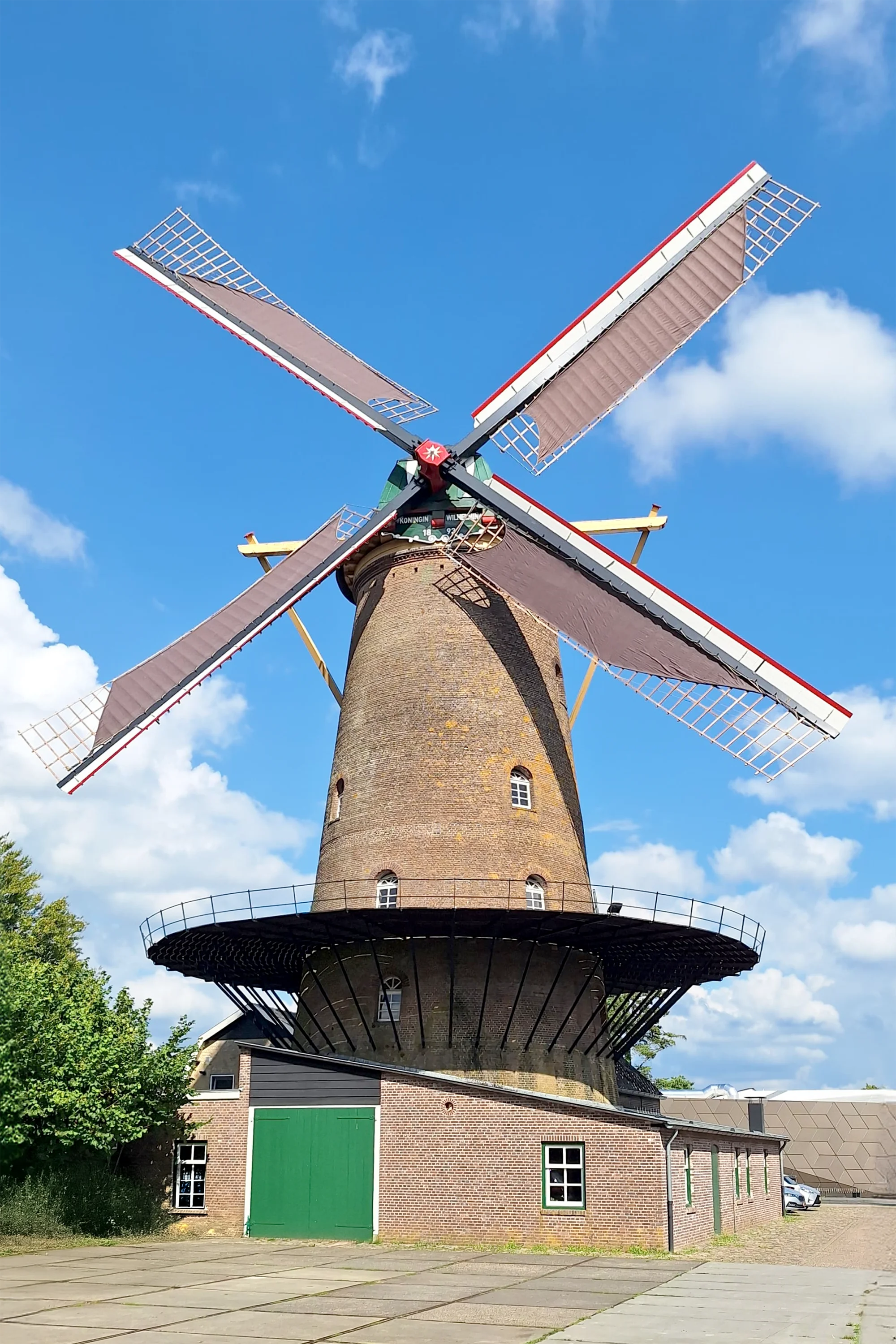 Tony Hop (22-07-2025) De molen malende met (op zijn Brabant) 2 op 't keurdje en 2 strak half. De tuigage is bij het vervangen van het gevlucht zoveel als mogelijk teruggebracht naar de situatie van 1924 (breder hekwerk, zeilrails en bordspieën i.p.v. wervels). | Database Nederlandse molens media-bestand