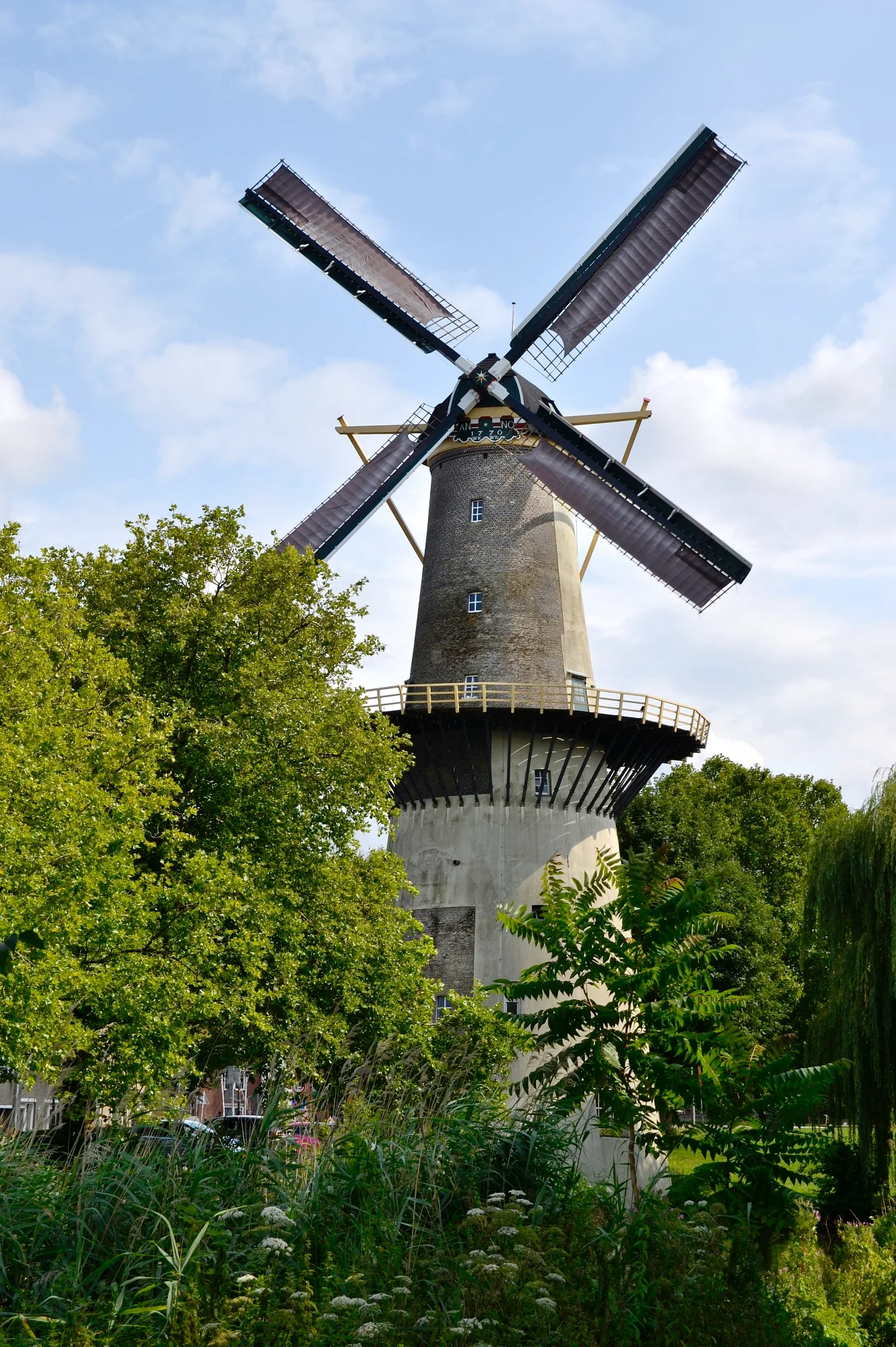 Rob Pols (27-07-2025) De molen met alweer nieuwe roeden. Let op het verschil in lengte van de witte manchetten in het midden van de roeden ten opzichte van de oude. | Database Nederlandse molens media-bestand
