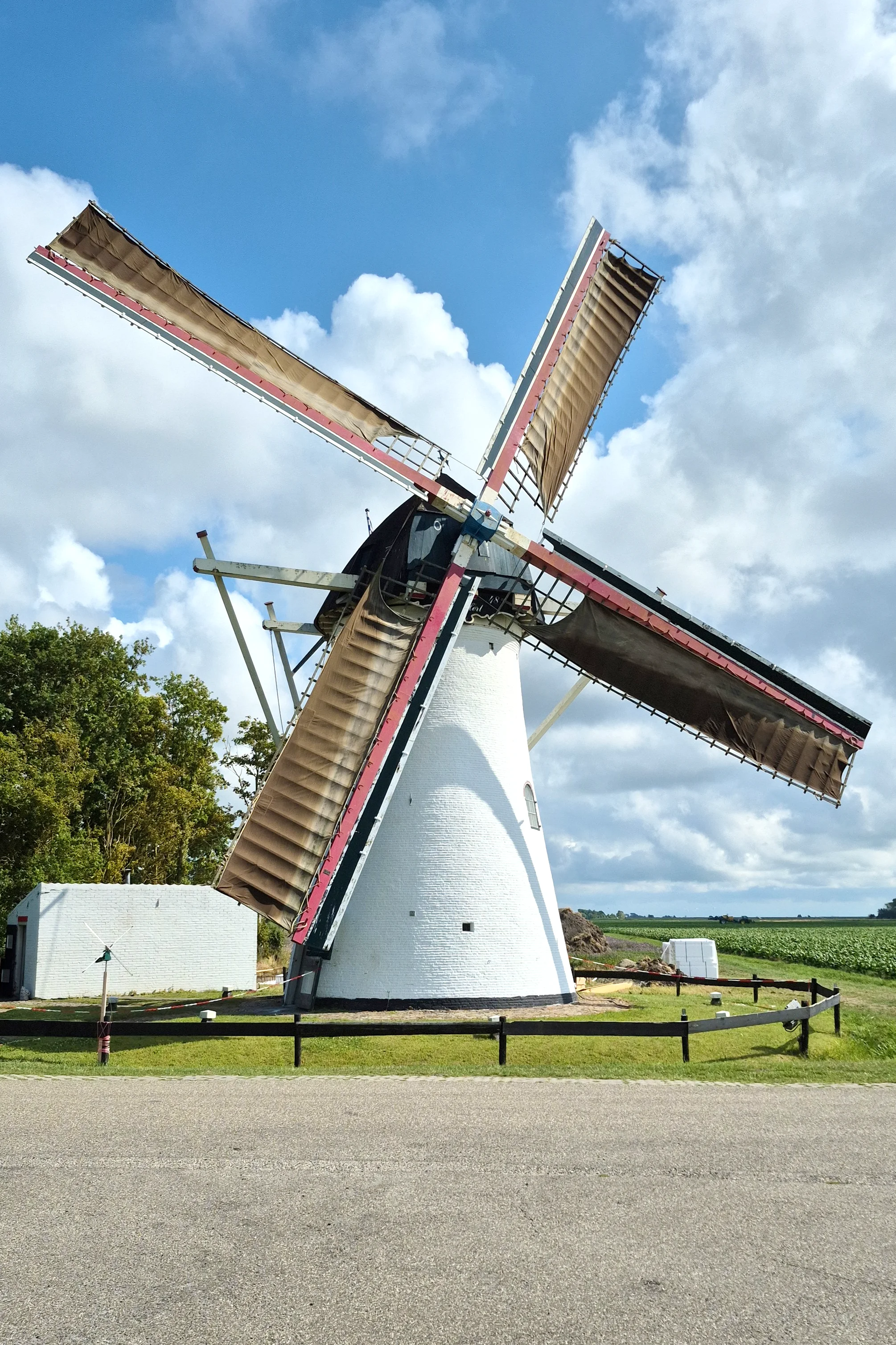 Robert Van't Geloof (23-07-2025) Molen weer compleet met borden. | Database Nederlandse molens media-bestand