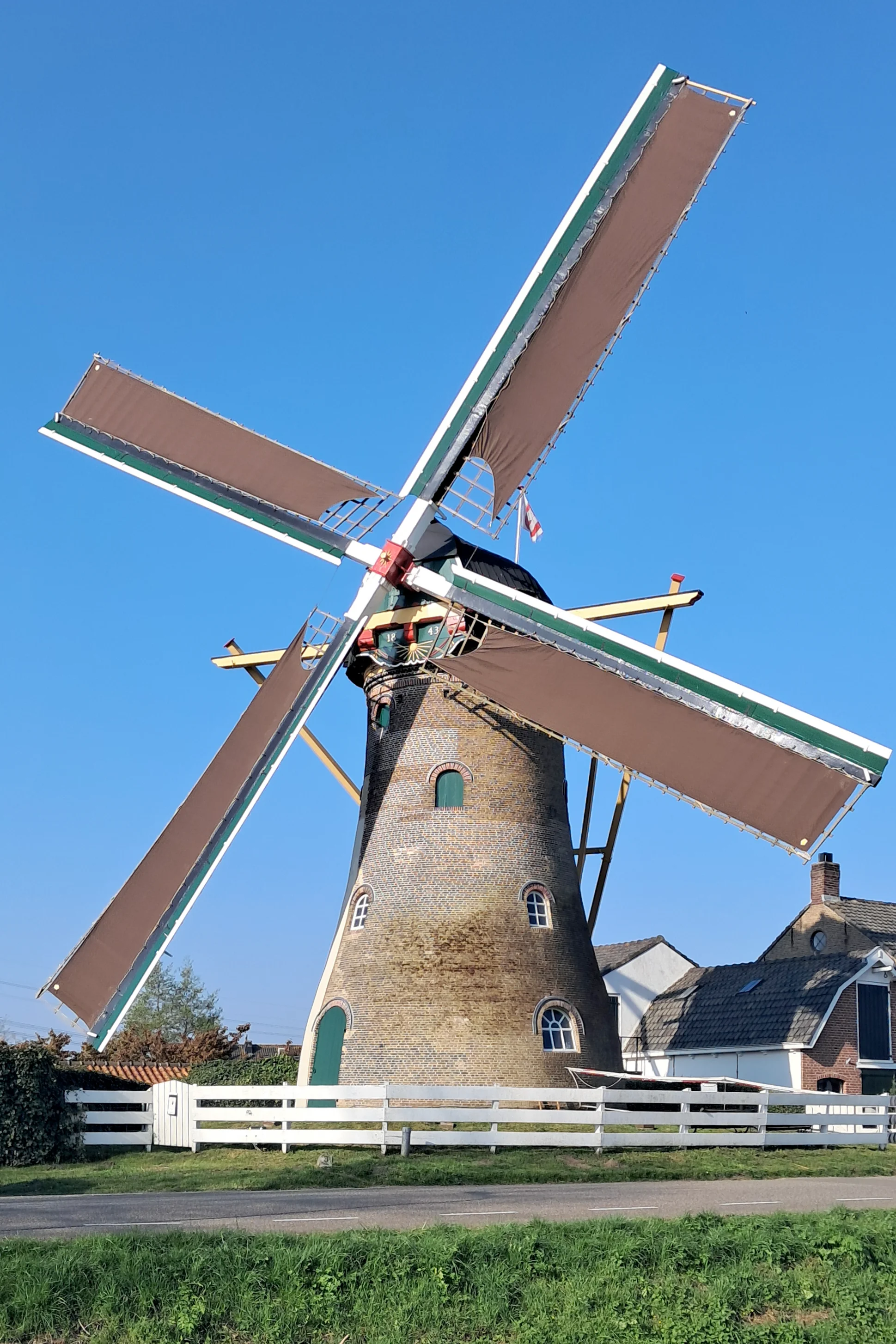 René Kleijn (12-04-2025) De molen draaiend met de gerepareerde potroeden uit 1878 en nieuwe zeilen. | Database Nederlandse molens media-bestand