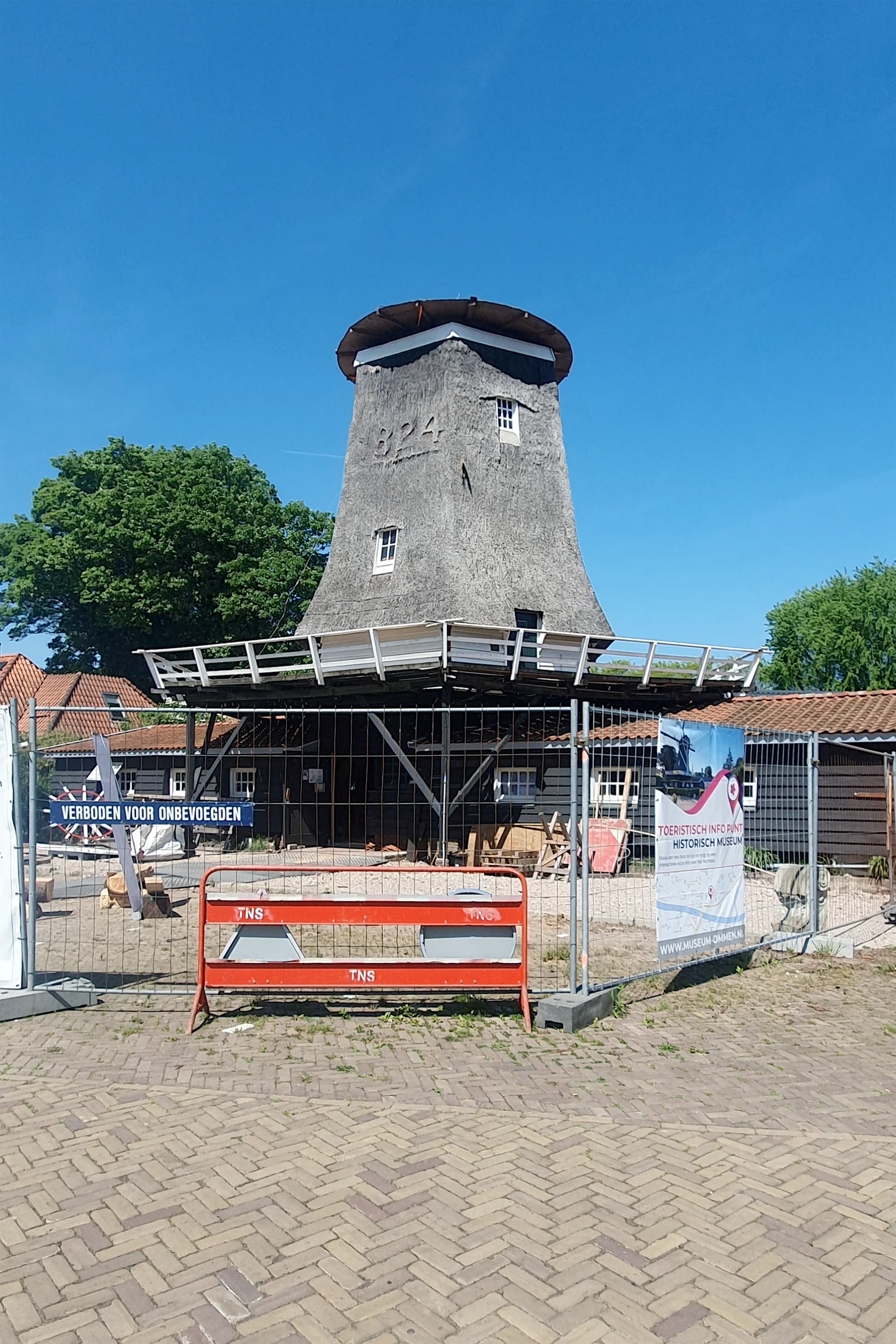 Lasse Geerling (10-05-2025) De molen wordt momenteel omgebouwd tot zaagmolen. | Database Nederlandse molens media-bestand
