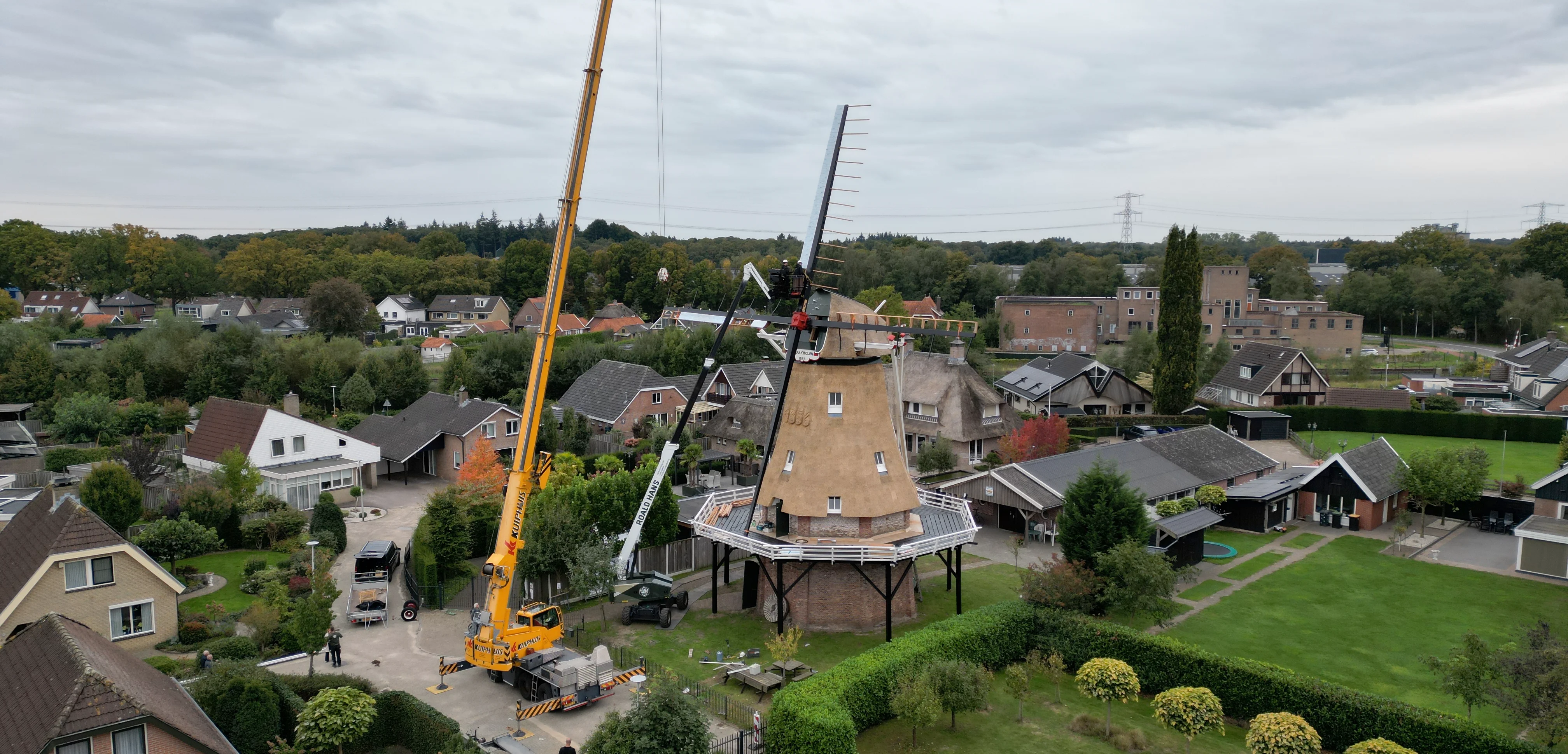 Peter Wassink (03-10-2025) Molen is bijna weer draaivaardig, vandaag zijn staart en roeden teruggeplaatst, hekwerk was al voorbereid, dat gaat nu heel hard, en zo komt tie er weer fraai op te staan. | Database Nederlandse molens media-bestand