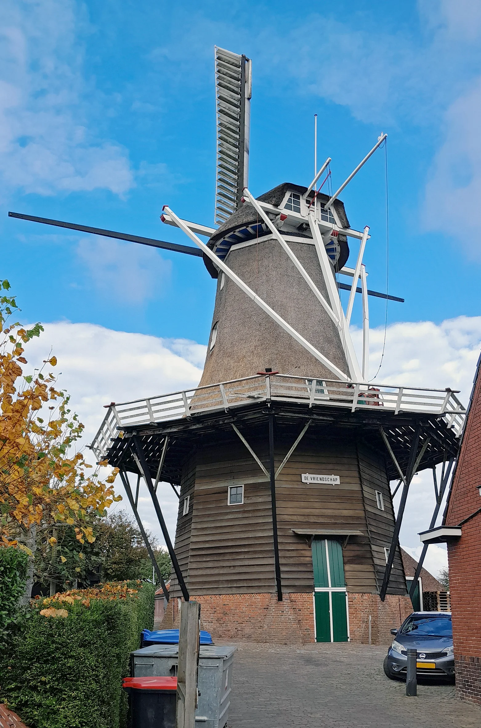 Martin E. van Doornik (16-10-2025) De Vriendschap staat tot voorjaar 2026 met de kale binnenroede, maar kan nog wel draaien. | Database Nederlandse molens media-bestand