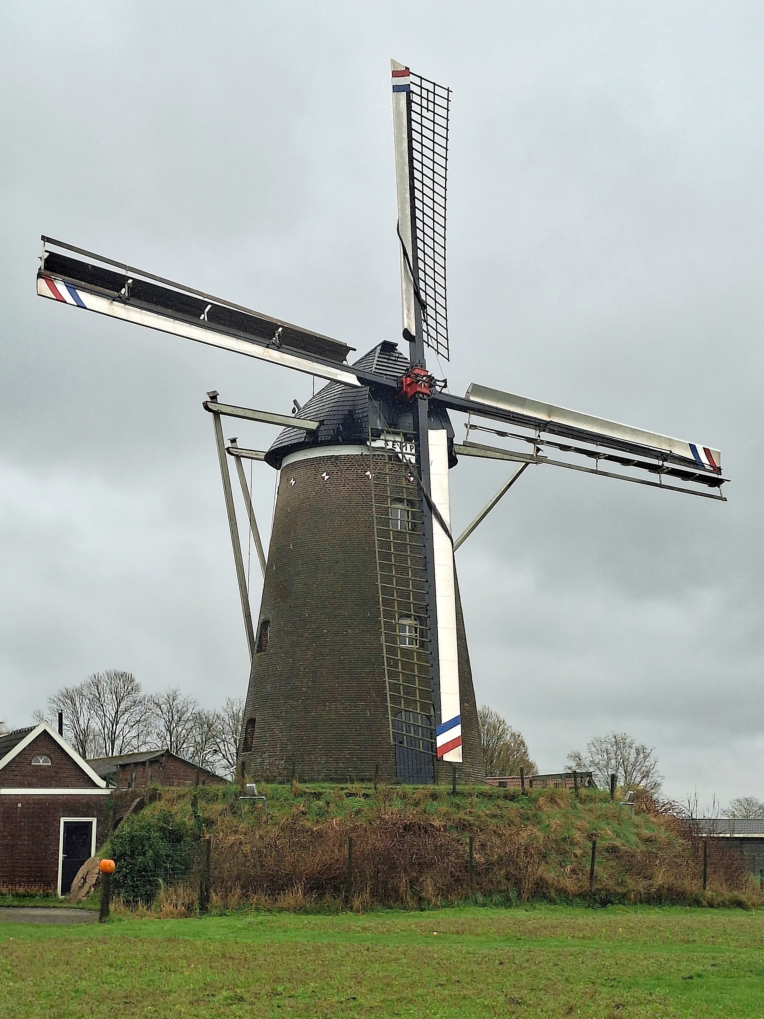 Jay Verkerk (14-03-2026)De molen met zijn nieuwe kleurstelling. De karakteristieke gele buitenroede is ook zwart geworden. | Database Nederlandse molens