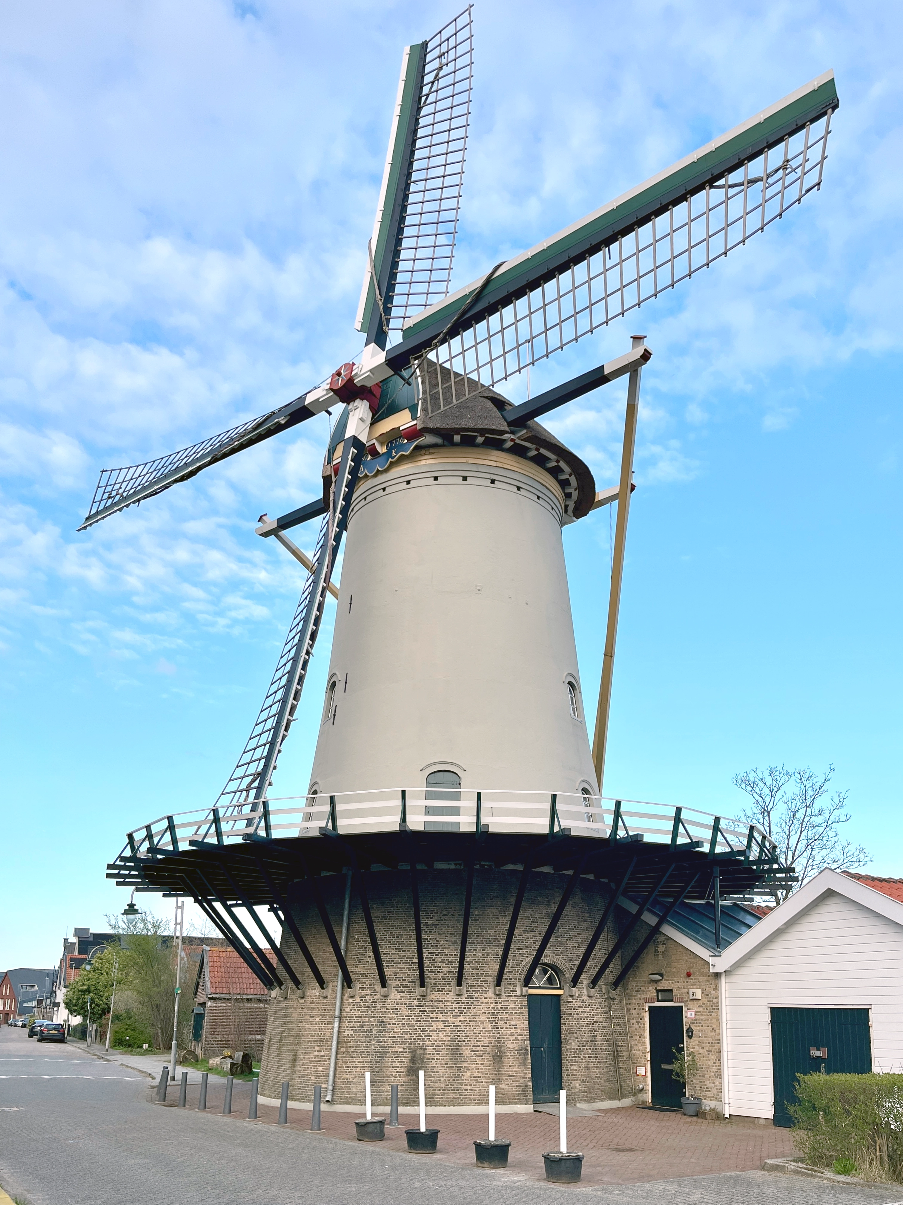 William Bouter (01-04-2026)&nbsp;De molen heeft recent een nieuwe balie gekregen. Ook is de romp opnieuw geschilderd en is de baard hersteld. Bij deze onderdelen is teruggegrepen op de historische kleurstelling. | Database Nederlandse molens