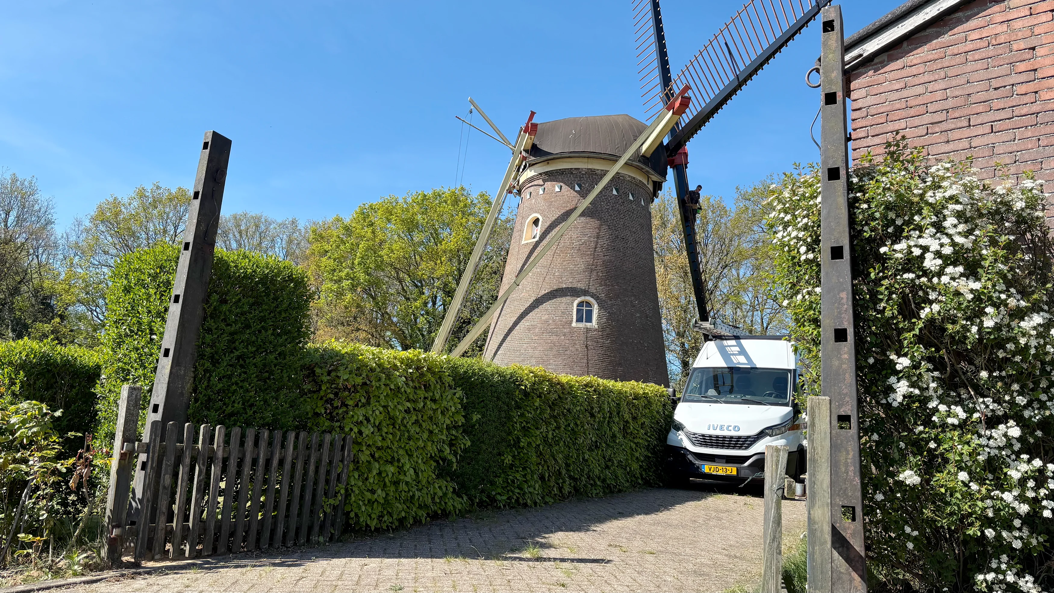 1, Roede 316, Derckx, Ron Smit (04-05-2026)&nbsp;Toppen van oude roedes op de voorgrond gaan dienst doen als staanders voor de poort die we van het oude hekwerk en voorzoom gaan maken. | Database Nederlandse molens