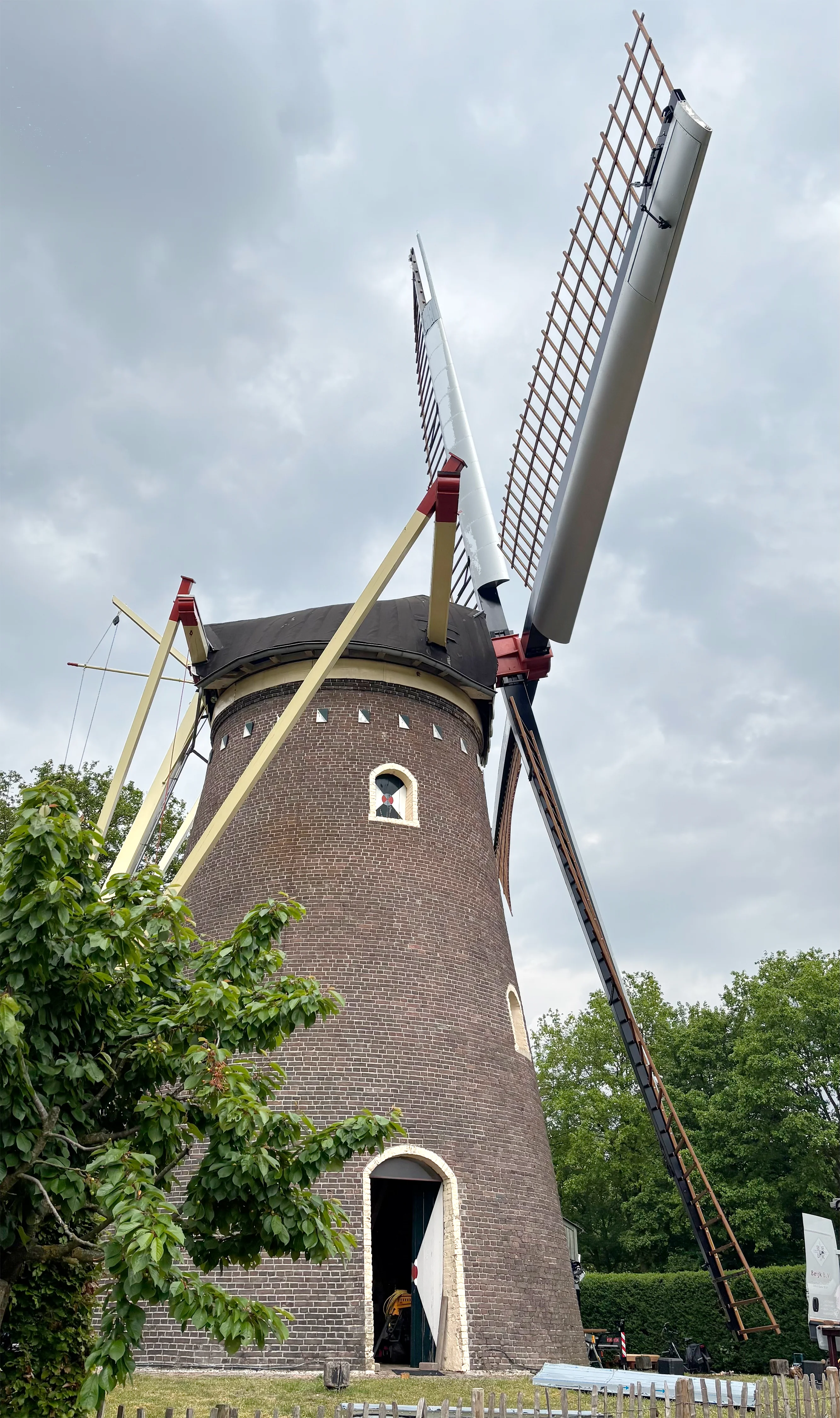 Ron Smit (04-05-2026)&nbsp;Rondom Van Bussel Neuzen gemonteerd en op de zijlroede remkleppen. | Database Nederlandse molens