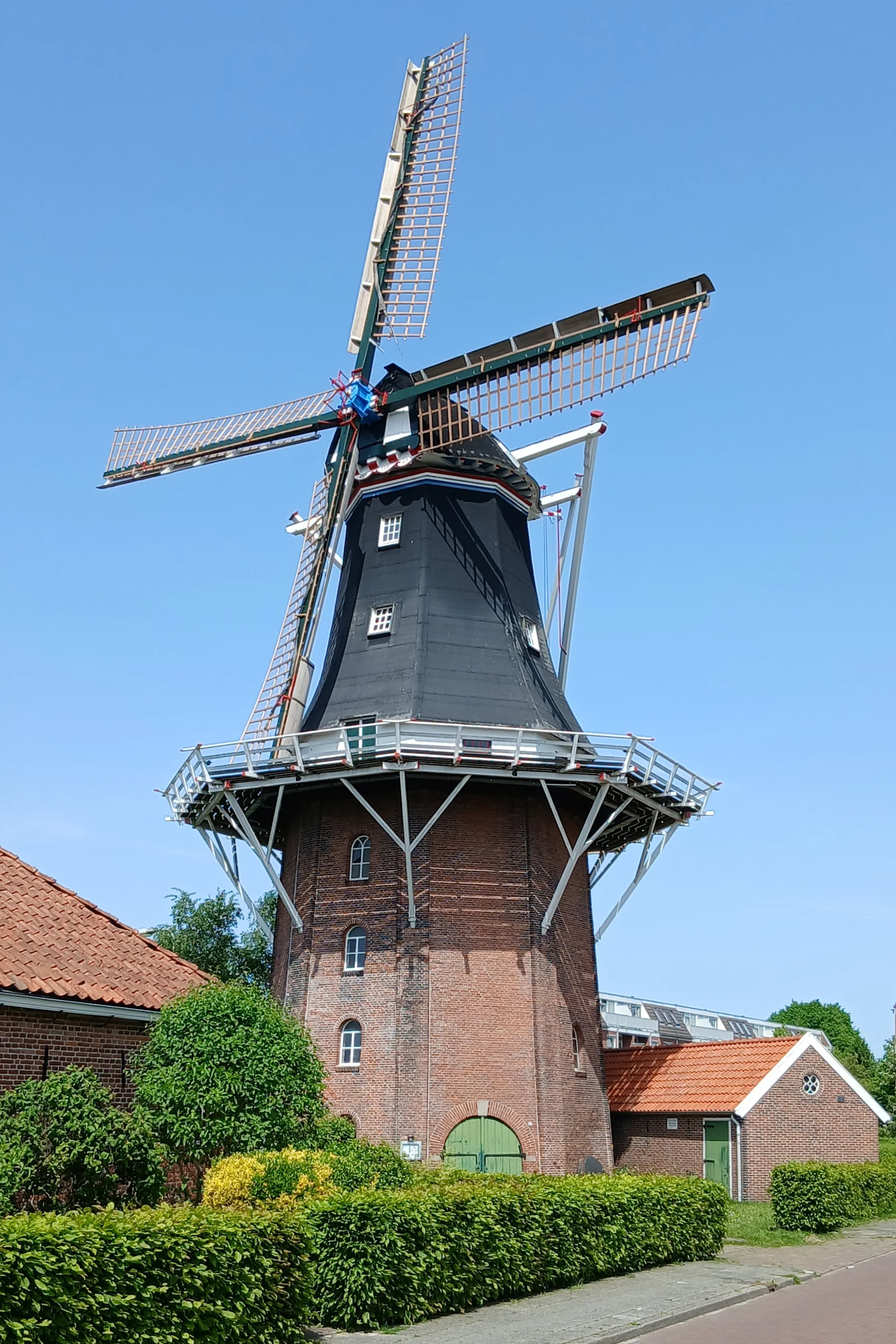 Hemmo Poppen (23-05-2026)De molen na het herstel van de kap en het vervangen van het gevlucht. | Database Nederlandse molens