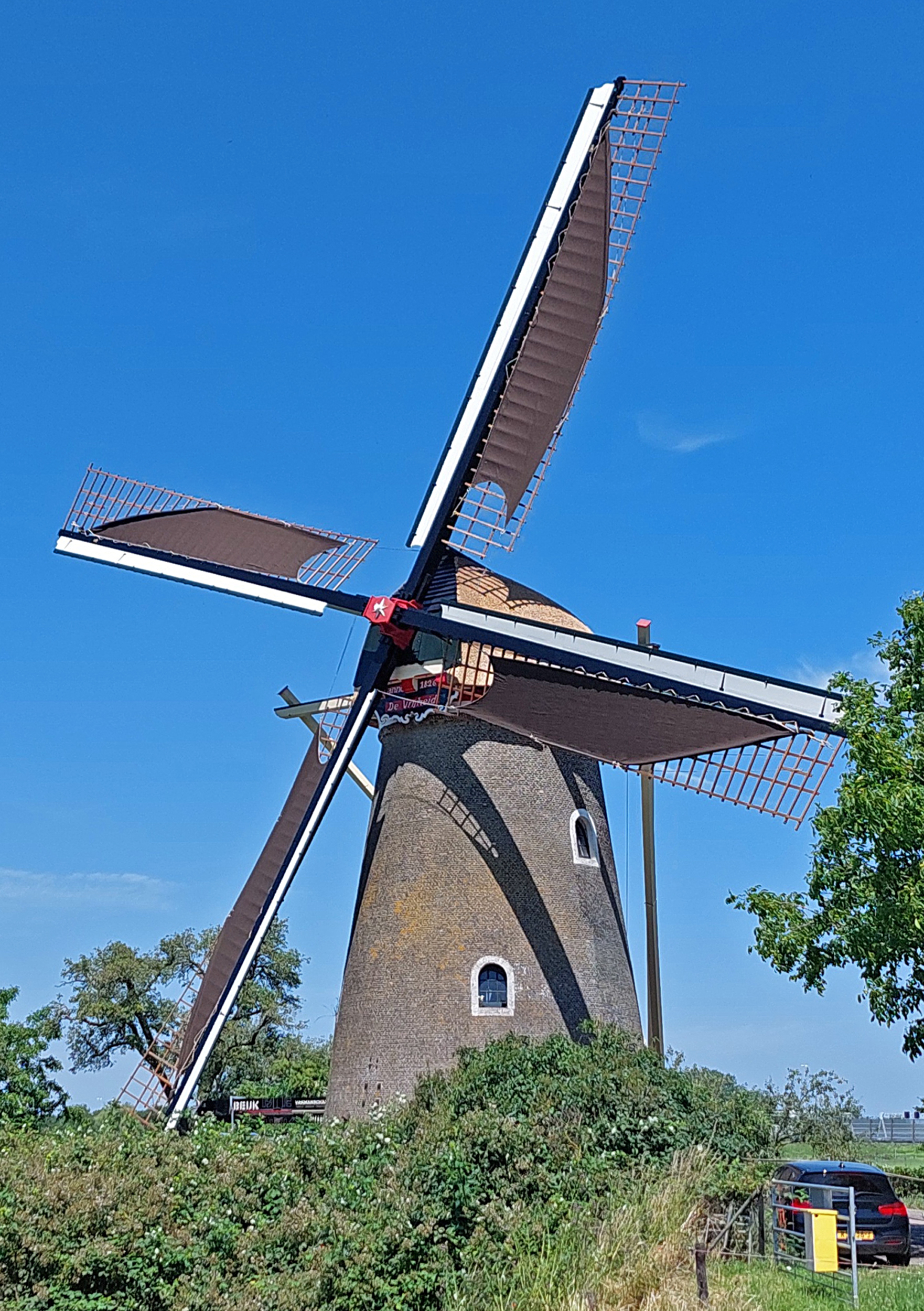 Justin van den Heuvel (20-06-2026)
Na een jaar stilstand draait De Vrijheid weer! Het nieuwe gevlucht is gemaakt op basis van historische beelden. | Database Nederlandse molens