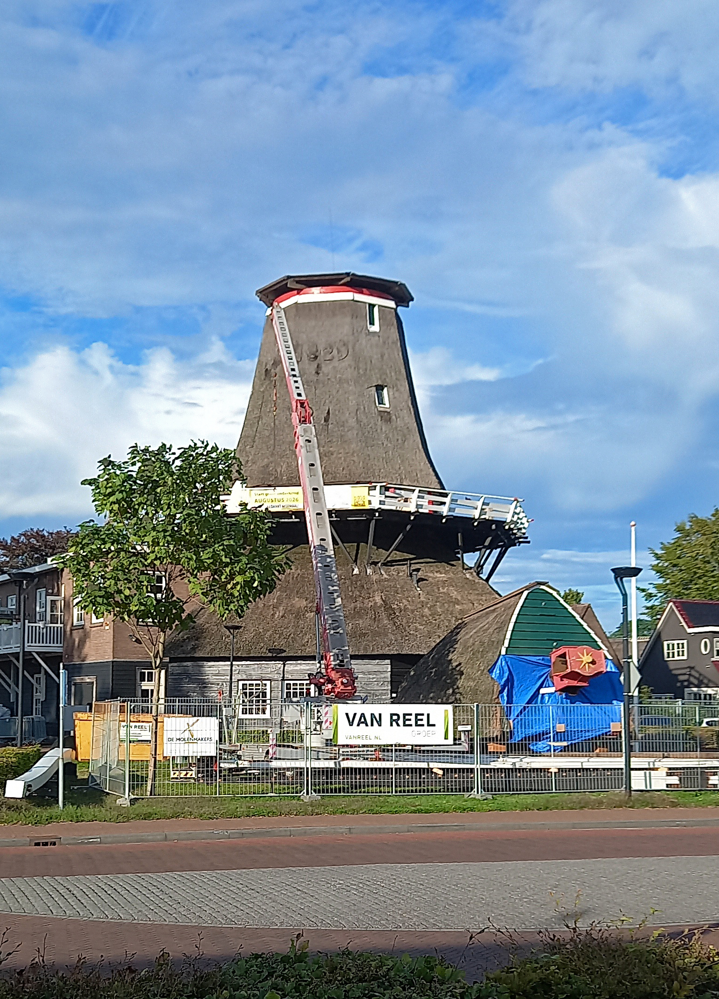 Erwin De Jonge (06-09-2026)De molen staat met afgenomen kap, staart en gevlucht in restauratie. | Database Nederlandse molens