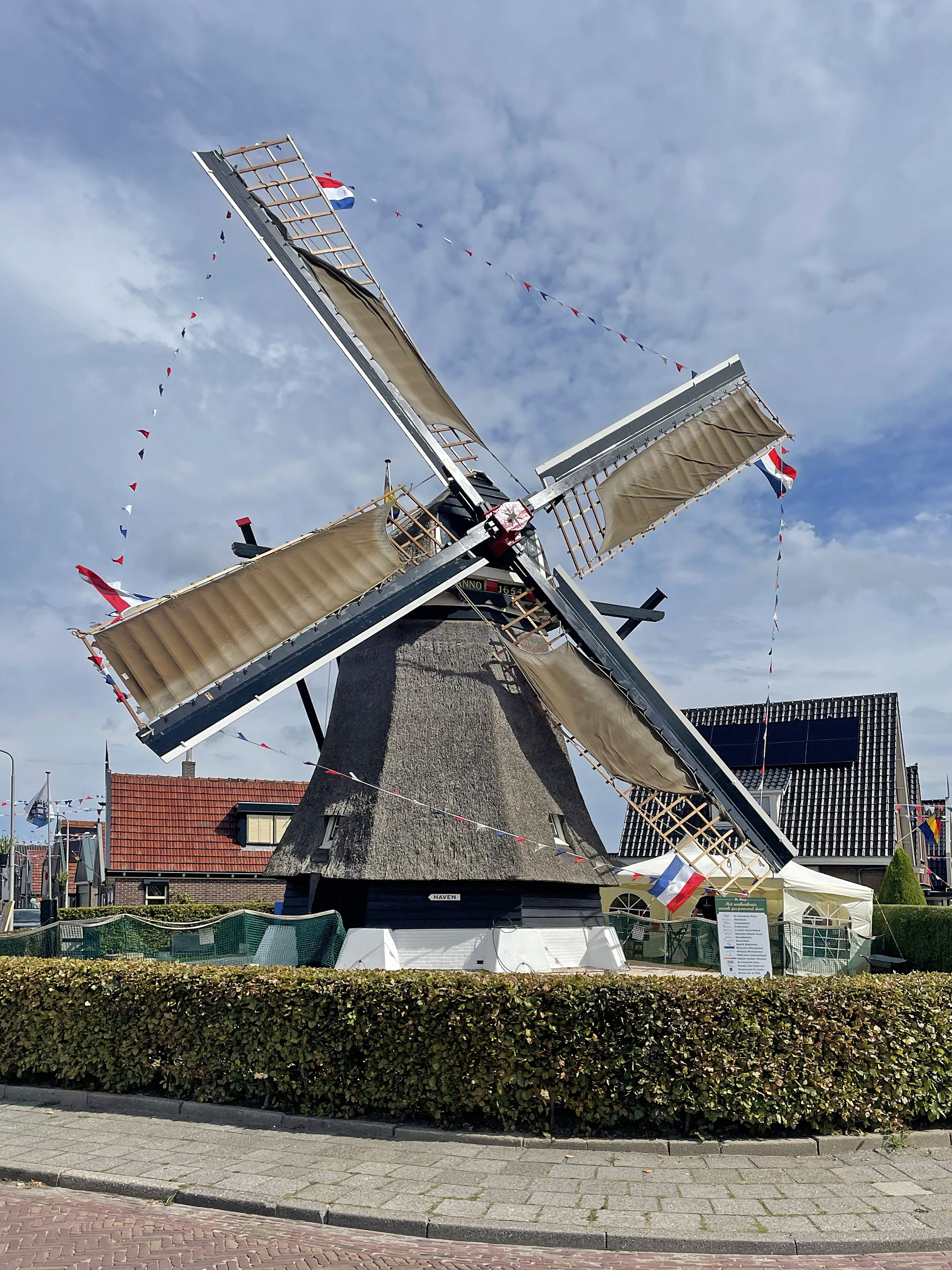 Geerhard Lubbi (28-08-2026)Tijdens de ingebruikname van het nieuwe wiekenkruis.&nbsp; | Database Nederlandse molens