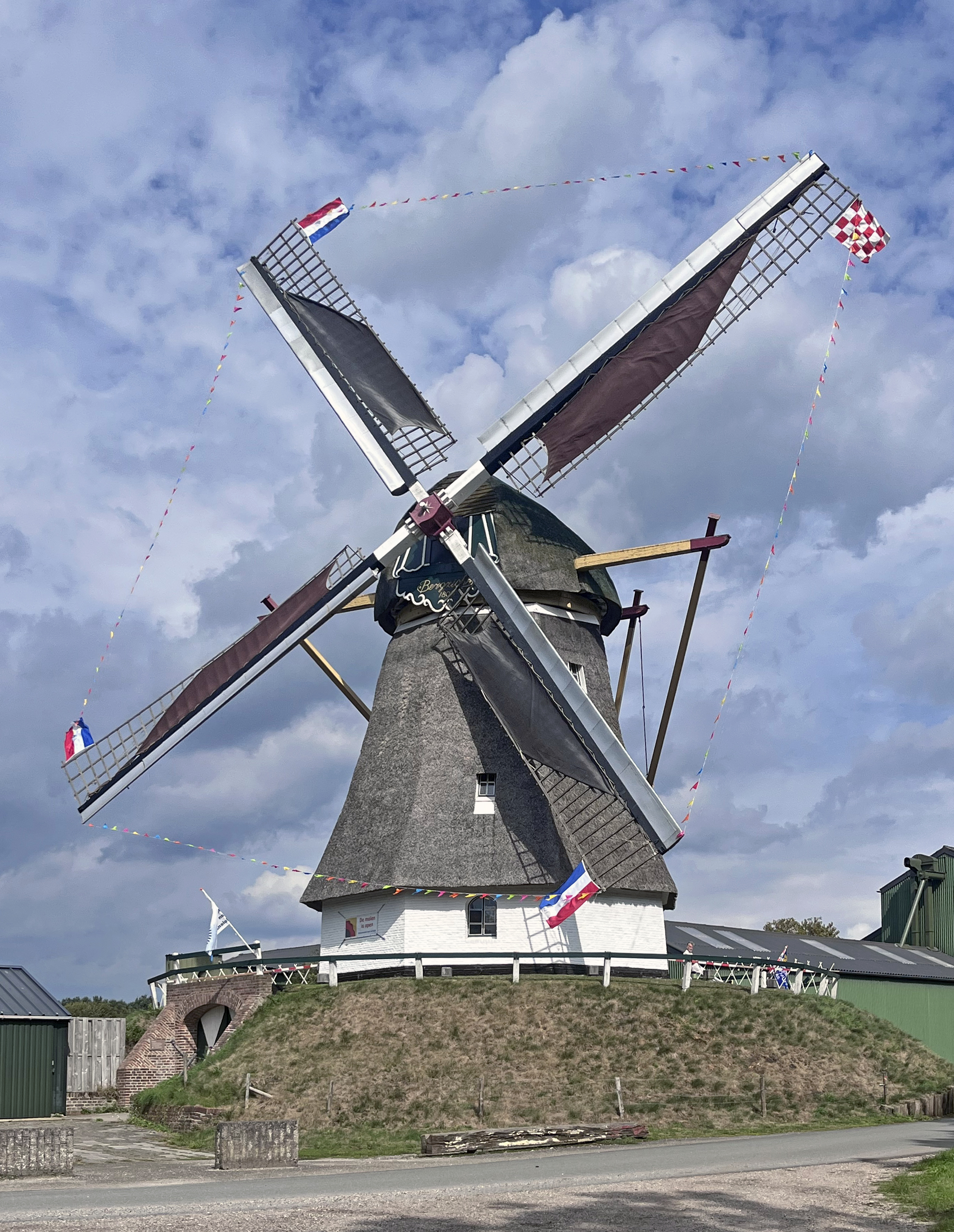 Sem Hurkmans (12-09-2026)De molen in de vlaggen tijdens de Monumentendag. | Database Nederlandse molens