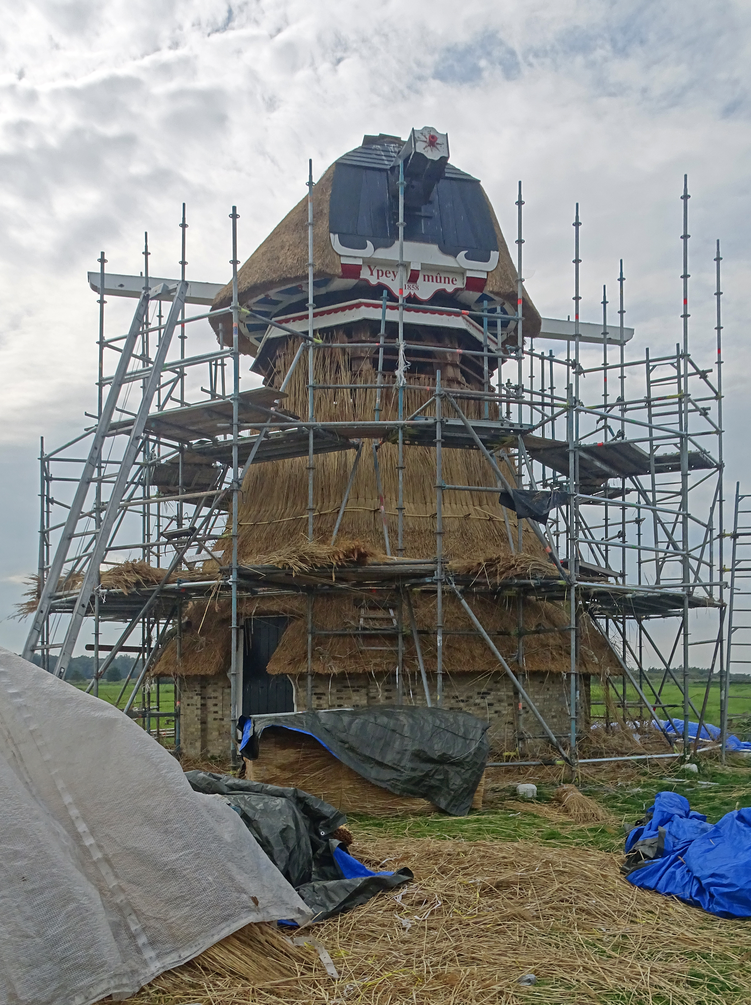 Martin E. van Doornik (12-09-2026)De molen wordt door een rietdekker onderhanden genomen.&nbsp;&nbsp; | Database Nederlandse molens