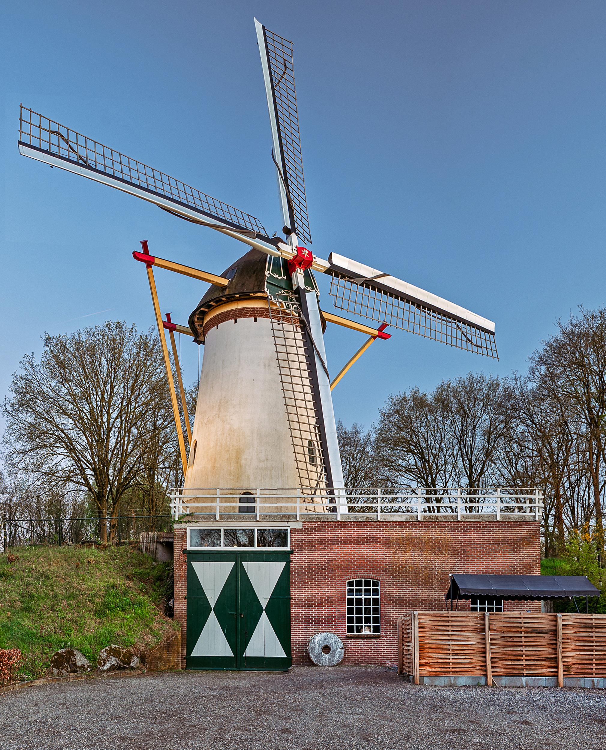 Fam. Beijk (23-04-2026)De molen met het nieuwe gevlucht met Van Bussels. | Database Nederlandse molens