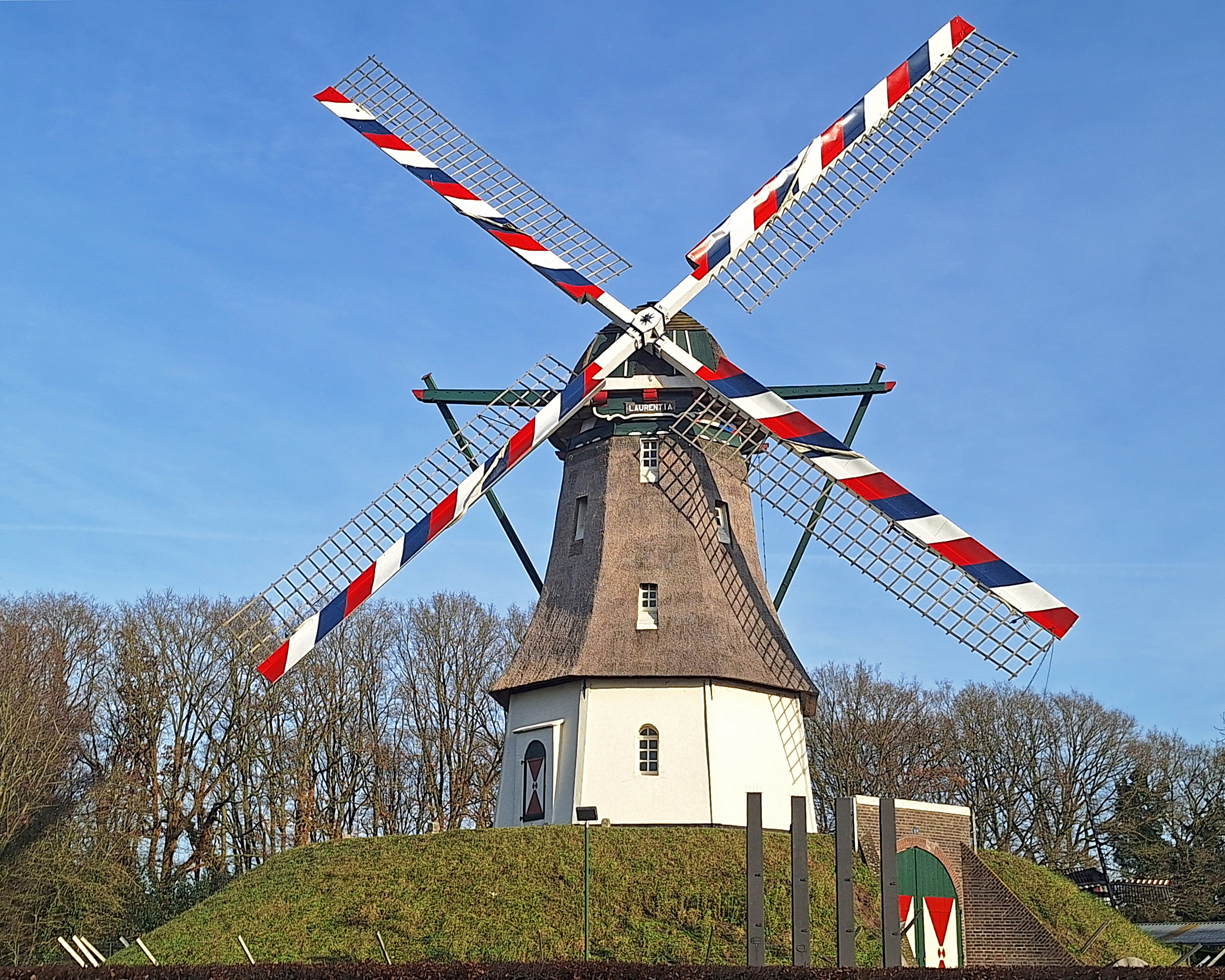 Jay Verkerk (27-12-2025)De beschildering is gewijzigd: de rood-wit-blauwe strepen lopen nu door over de roeden. | Database Nederlandse molens