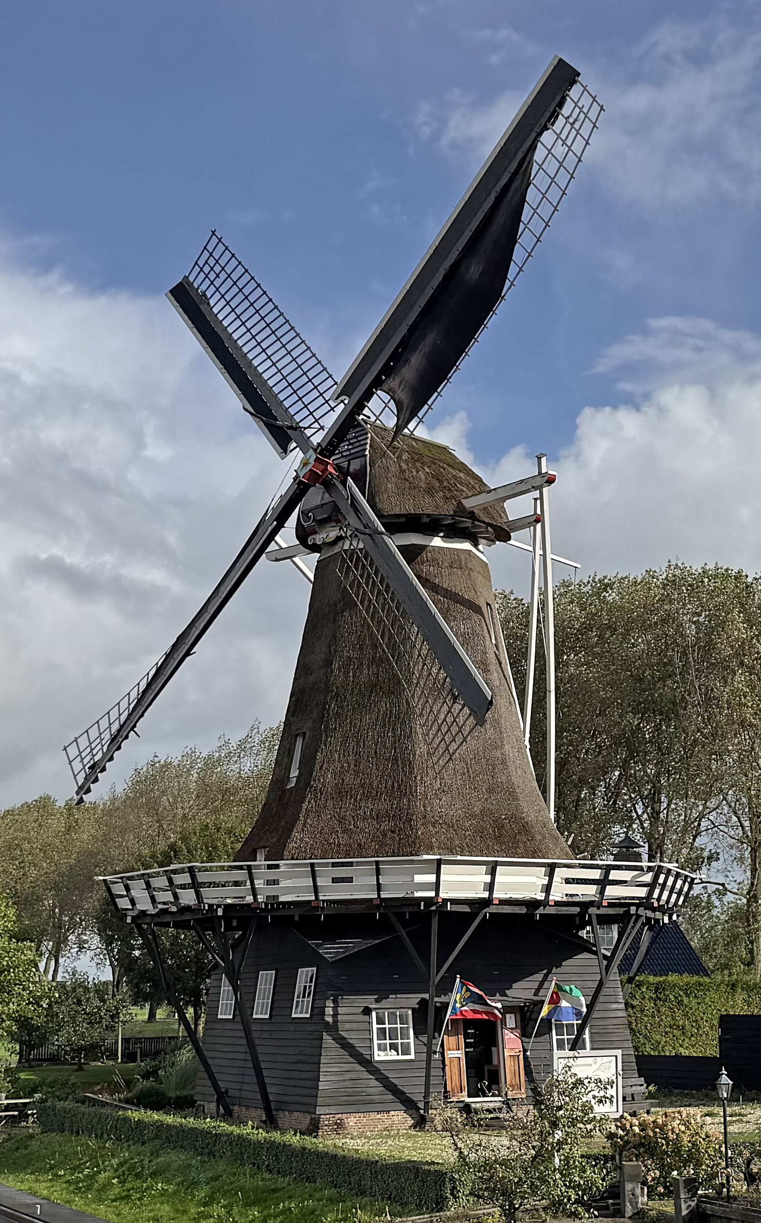 Job de Groen (10-10-2026)De molen malend met twee halve zeilen op de Friese Molendag. | Database Nederlandse molens