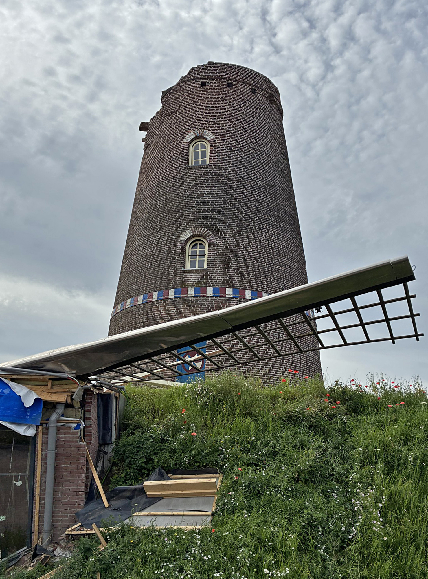 Dick Nieuwenburg (30-06-2026)De schade is goed zichtbaar na de zware onweersbui in de nacht van 27 op 28 juni 2026. | Database Nederlandse molens