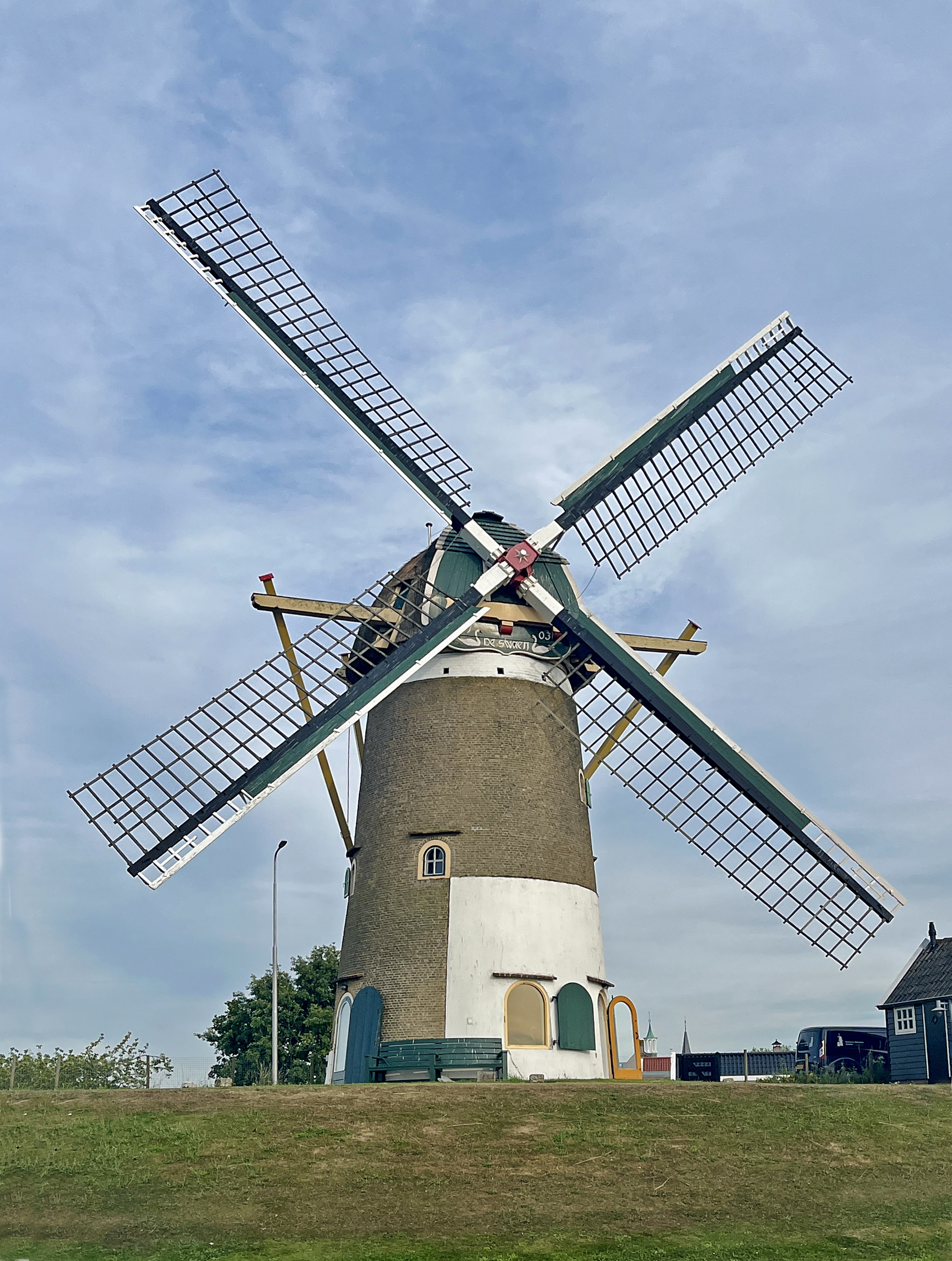 William Bouter (03-07-2026)De molen staat inmiddels stil vanwege afgekeurde roeden.&nbsp;Maar zo nu en dan wordt de kap in een andere positie gebracht. | Database Nederlandse molens