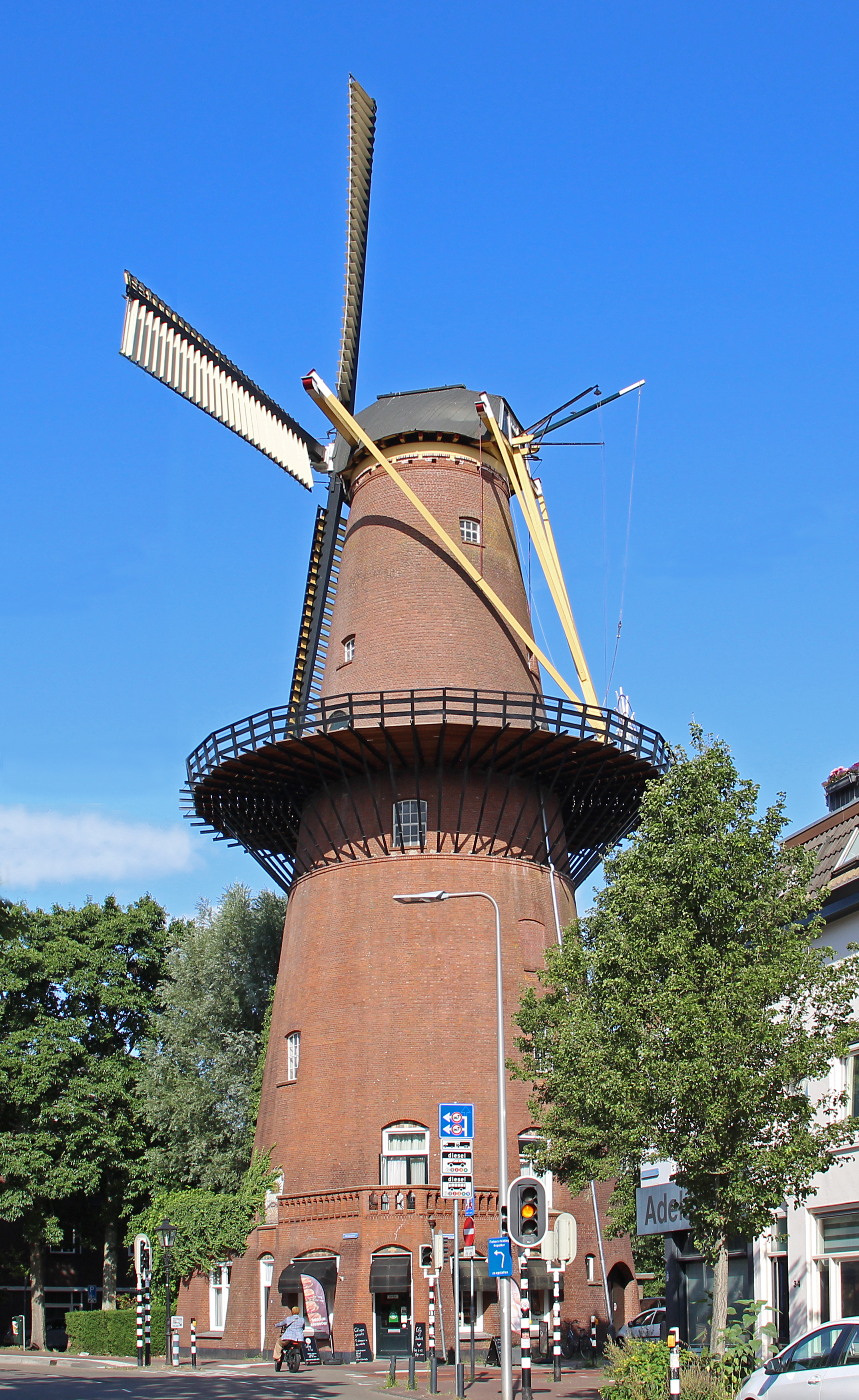 Denis Van Cronenburg (20-07-2026)De molen is nu van een nieuwe ijzeren stelling voorzien. | Database Nederlandse molens