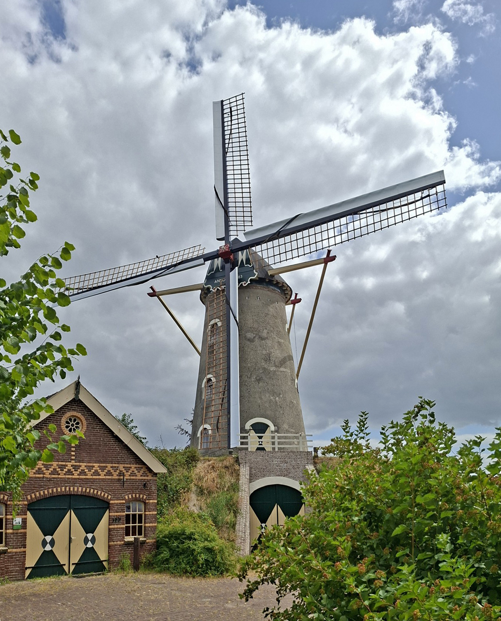 Jaap Doets (25-07-2026)De molen weer compleet met roeden, hekwerk en zeilen. | Database Nederlandse molens