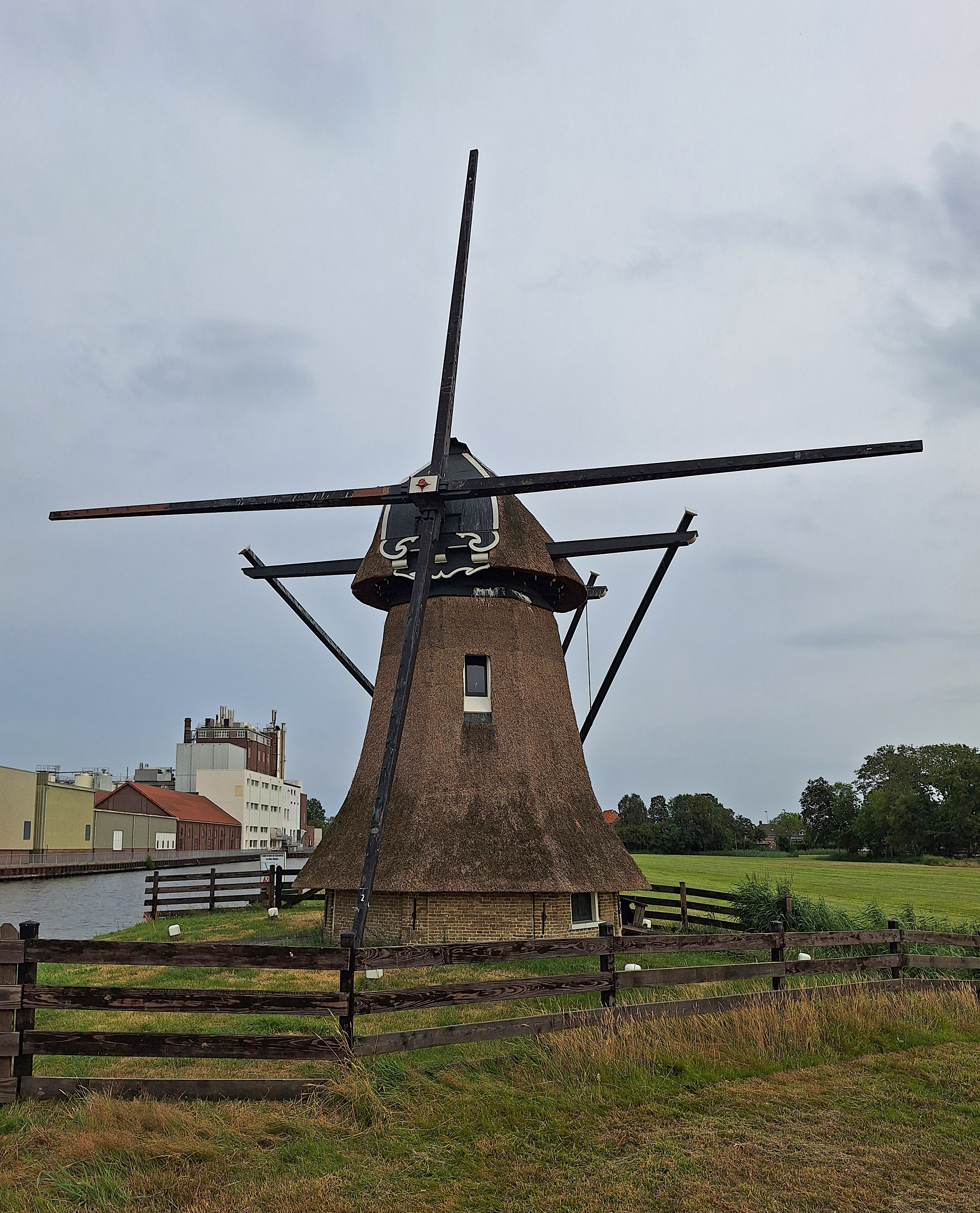 Wouter Bakker (30-07-2026)De molen staat nu met kale roeden. | Database Nederlandse molens