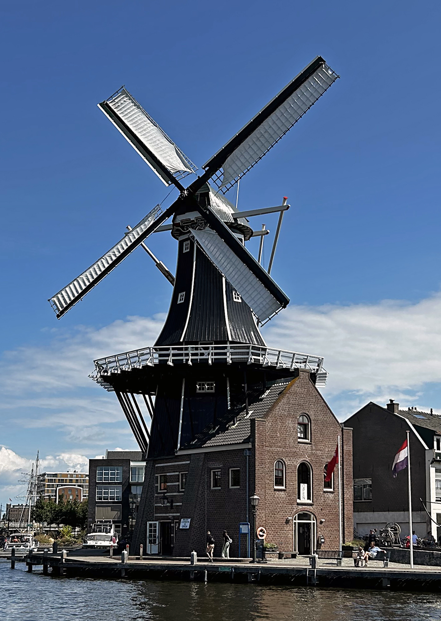 Abel van Loenen (01-08-2026)De molen nu met het Oud-Hollandse wieksysteem.Kijk hoe de wind de zeilen zo mooi tussen de heklatten drukt. | Database Nederlandse molens