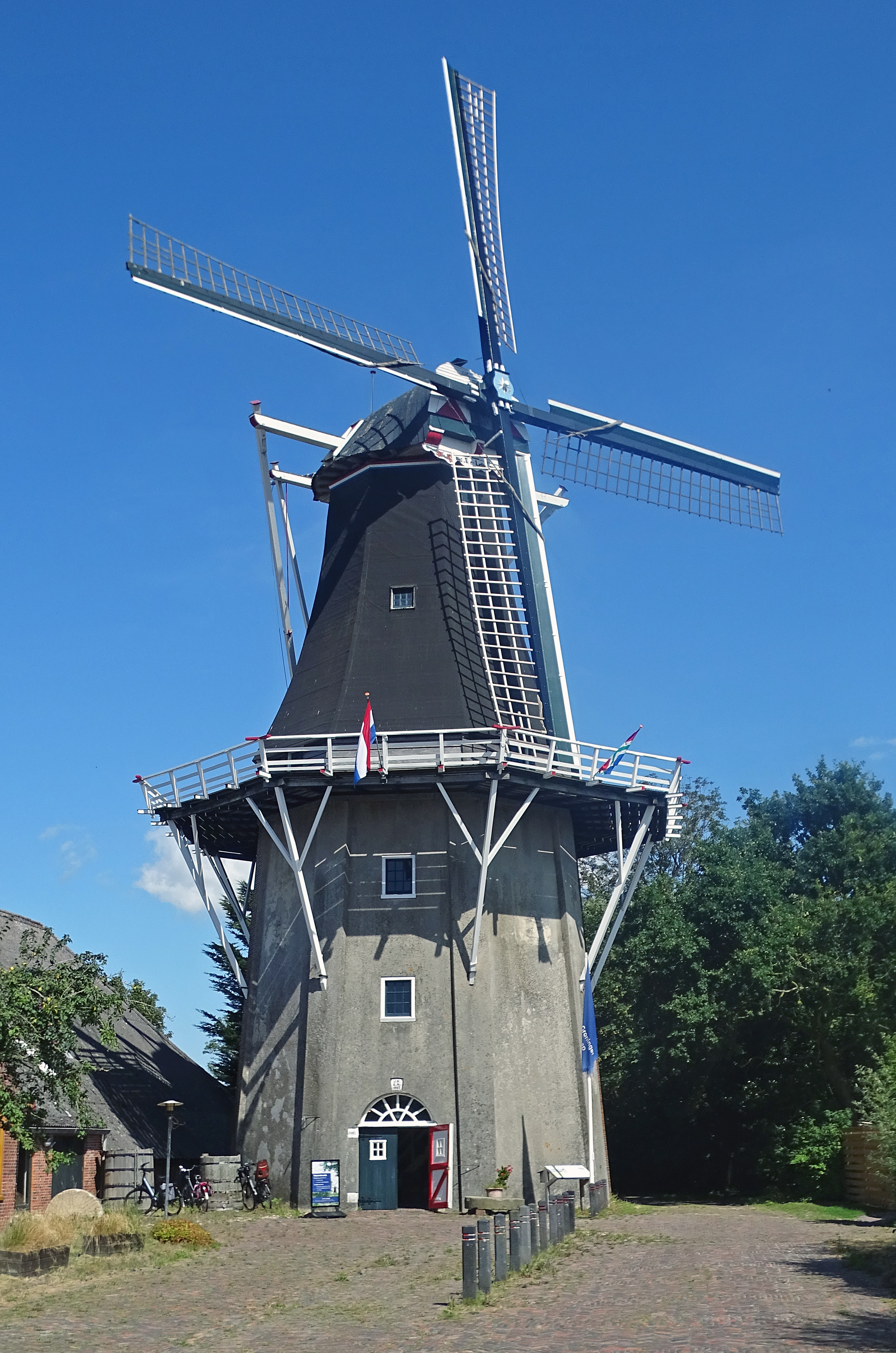 Martin E. van Doornik (08-08-2026)De molen nu met complete gevlucht. Maar er was geen wind.... | Database Nederlandse molens