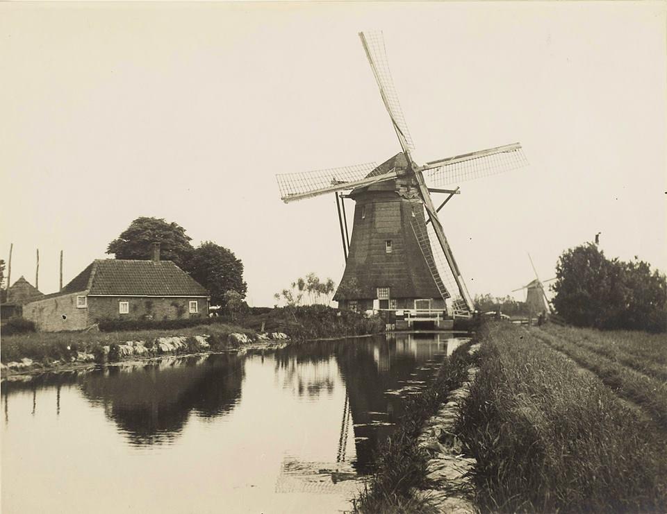 1, Molen 00954 Benthuizer Noord- en Zuidpolder, middelmolen / Nr. 3 (Benthuizen), Foto onbekend, links molen nr 3 en rechts molen nr 4
collectie DVM | Database Nederlandse molens media-bestand