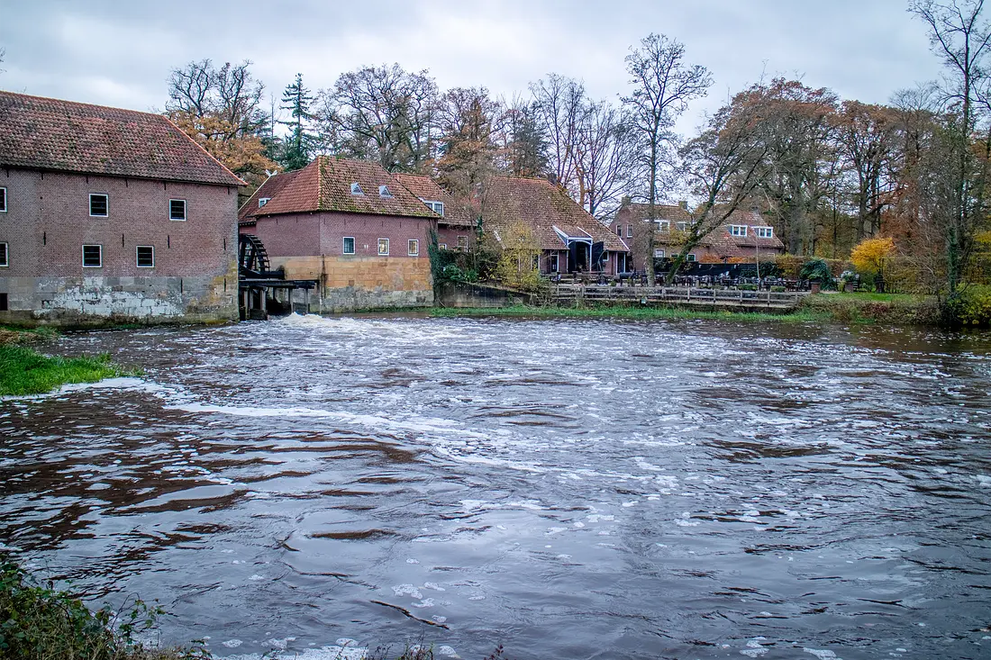 5, Molen 13481 Watermolen van Singraven (Denekamp), Hans Gouman (23-11-2023) Hoge waterstand in de Dinkel in herfst 2023. Met alle bijgebouwen, w.o. restaurant en overnachtingsaccomodatie. | Database Nederlandse molens media-bestand