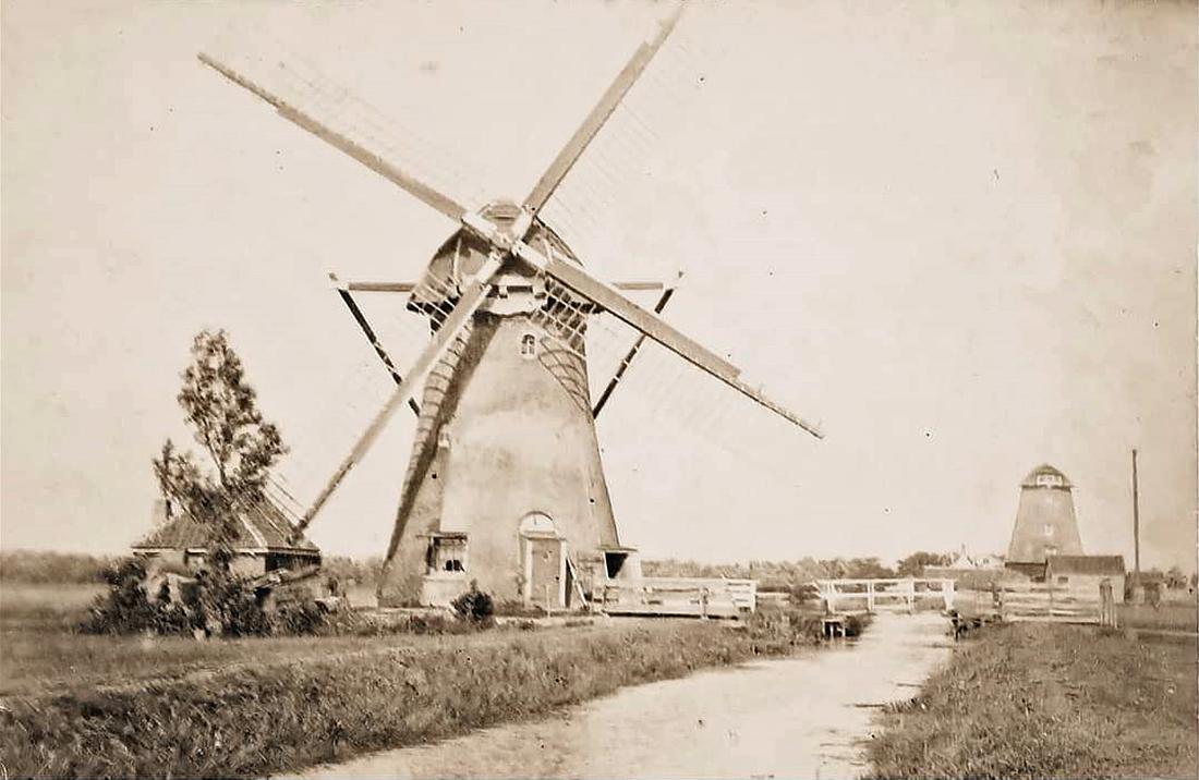 10, Molen 00985 Bosch- en Gasthuispolder, Boschhuizermolen (Leiden), Foto met links de Bos- en Gasthuispoldermolen, en rechts op de achtergrond de molen Het Fortuin dbnr V2584 | Database Nederlandse molens media-bestand