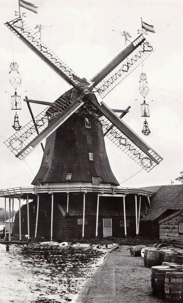 1, Molen 01086 De Sint Willebrordus / De Verdwaalde Boer (Zaandam-Oost), Ansichtkaart, serie 40 nr 2, coll. DVM, opname Pinksteren 1923 | Database Nederlandse molens media-bestand