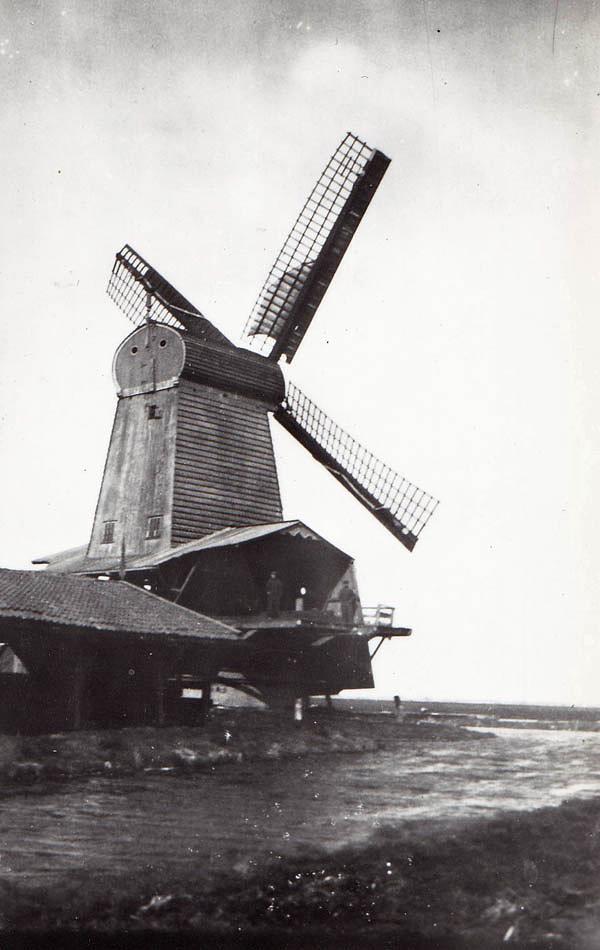 3, Molen 00852 De Gekroonde Poelenburg (2e) (Zaandam-Oost), Ansichtkaart, serie 13, nr 3, coll. DVM | Database Nederlandse molens media-bestand