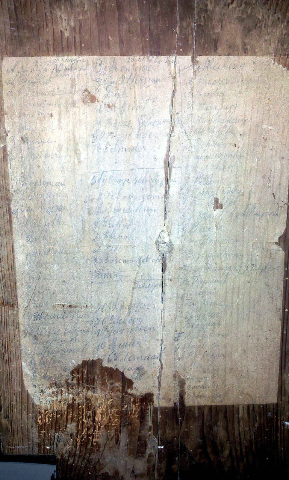 7, Molen 02666 Vreest Niet / De Hoop (Elsen), Foto Werner Hars, opname 15-08-2012,  een brief geplakt op een balk | Database Nederlandse molens media-bestand