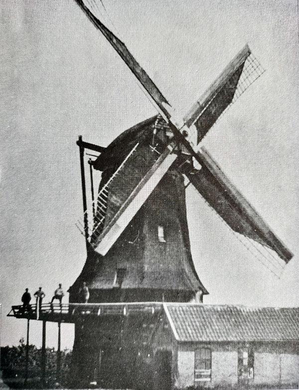 4, Molen 01820 De Eendracht (Emst), Afbeelding: Boekje. Epe en Oene 800jaar.blz 69.ToelichtingVan het sloophout werd tot planken gezaagd om roggemolentjes temaken. Ingezonden door A. de Groot, 07-05-2024 | Database Nederlandse molens media-bestand