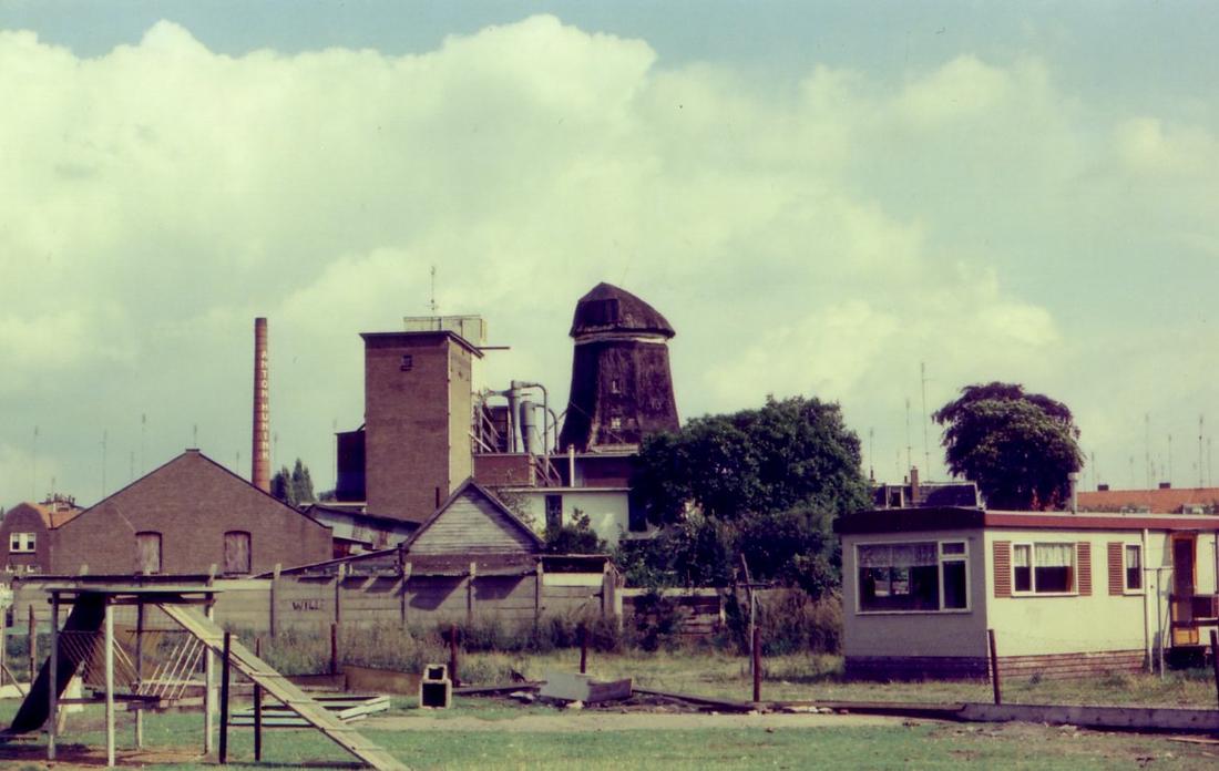 2, Molen 01012 Molen Kreeftenberg / Holtermans molen (Deventer), Foto: G.H. Varwijk sr., 6 sept. 1974 | Database Nederlandse molens media-bestand