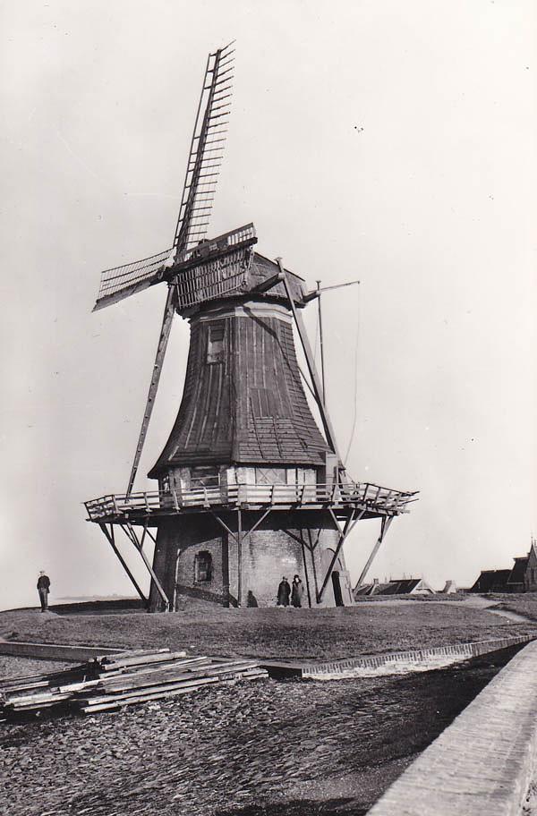 Molen 01422 De Bazuin (Harlingen/ Harns), Ansichtkaart, serie Friesland 13, foto Gombault, Ch, coll. DVM | Database Nederlandse molens media-bestand