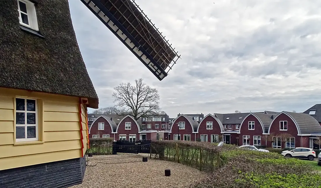 5, Molen 00095 De Hoop (Lunteren), Martin E. van Doornik (09-03-2024) Een nieuwbouwwijk tegenover de molen. Gelukkig is er goed met de molen rekening gehouden. Laag en radiaal gebouwd. | Database Nederlandse molens media-bestand