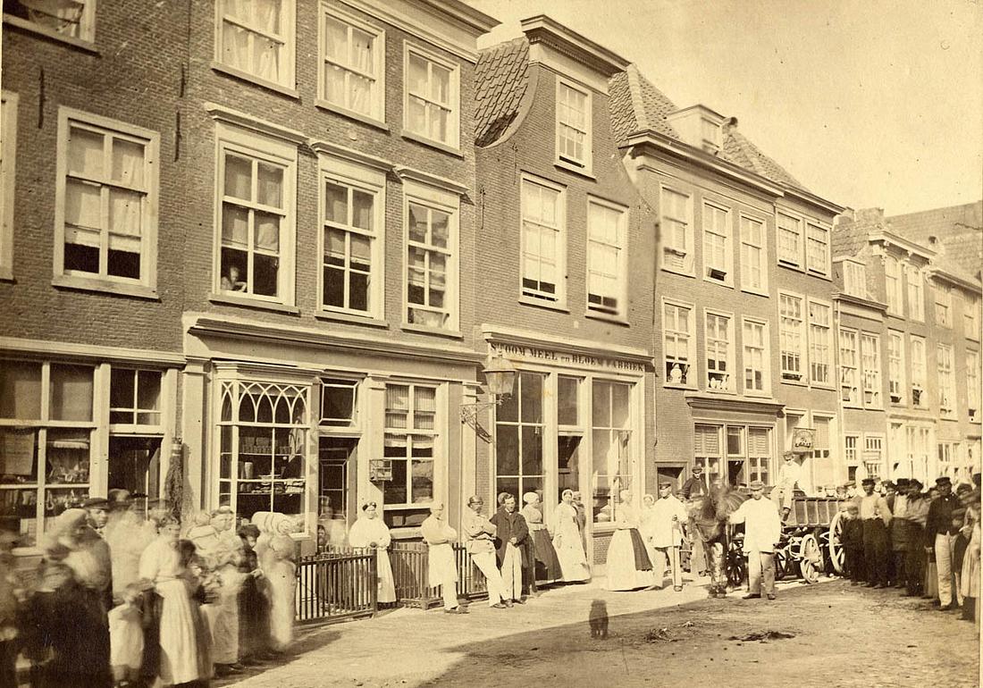 1, Molen 17910 Grutmolen aan de Voldersgracht (Den Haag), Afbeelding van de Stoommeel- en Bloemfabriek van Weijl (1868), de opvolger van de grutterij, die aangedreven werd door een paard.
Foto afkomstig van: Beeldbank Haags GemeentearchiefIdentificatienummer: 0.74461, 1.92057Voldersgracht 89 en 91, bakkerij en grutterij Van Weijl, rond 1868Vervaardiger: Delboy Frères | Database Nederlandse molens media-bestand