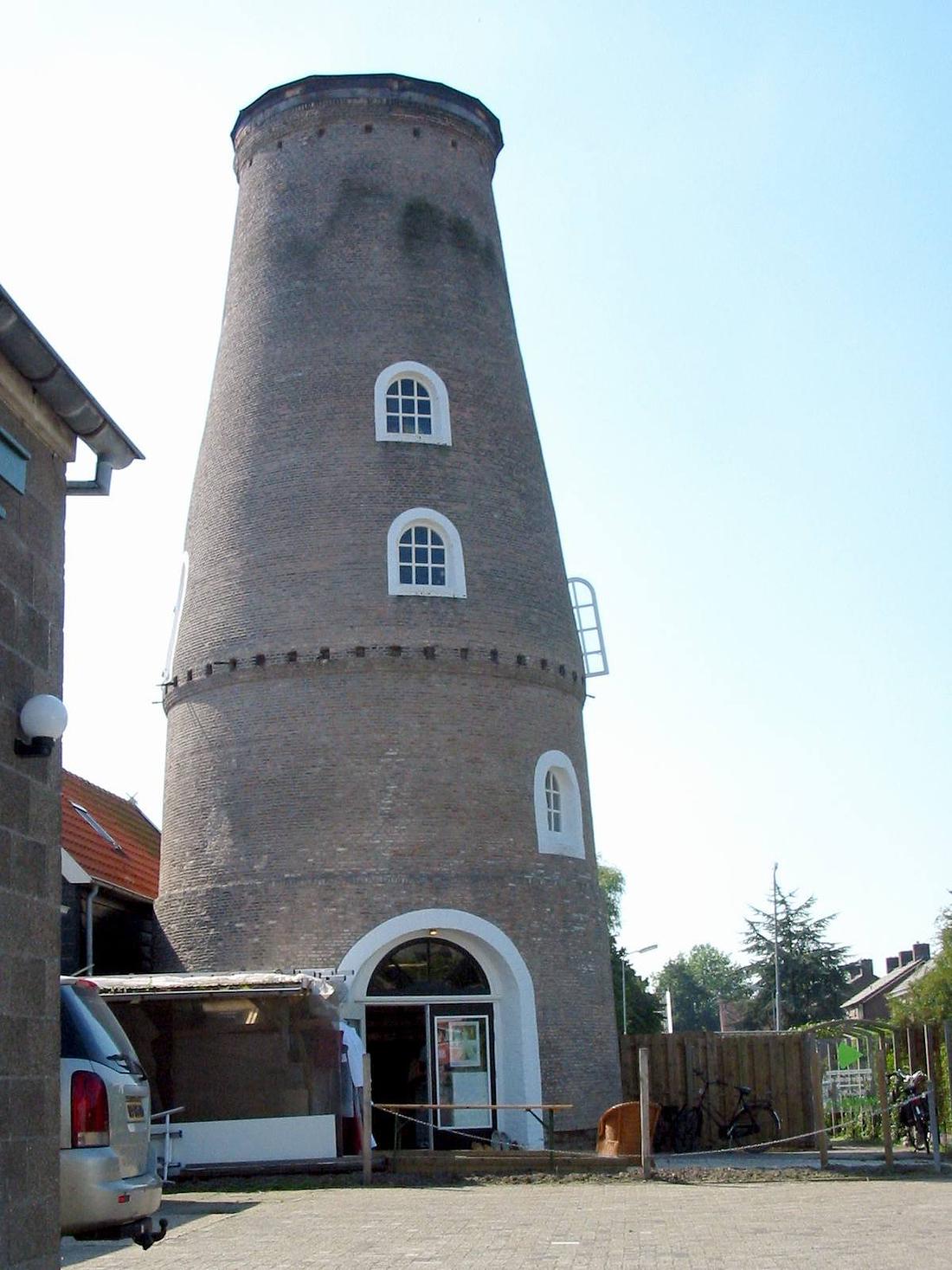 5, Molen 03565 De Hoop (Heinkenszand), foto W. Jans, 4 september 2004 | Database Nederlandse molens media-bestand