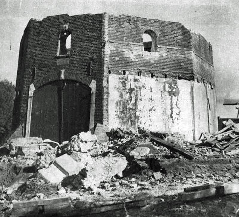 2, Molen 01838 l De Beltmolen van Marsman (Zwolle), krntenartikel 1934: Zwolle: De molen aan de Thomas á Kempisstraat, bij de Zwollenaren meer bekend als "de môllen van MArsman" werd steeds meer als een lastig verkeersobstakel gevoeld en zal dientengevolge verdwijnen.  | Database Nederlandse molens media-bestand