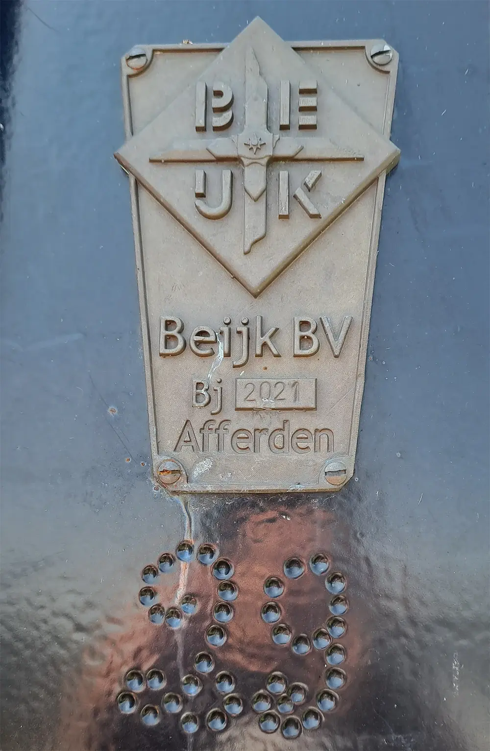 1, Roede 29, Beijk, Pieter Aarts (26-06-2024) De oude roeden van Beckers hadden lasfouten. In één van de roeden zat een lasfout van 8 cm waardoor deze op de langere termijn zou kunnen breken. De gemeente Boxmeer heeft na controle gelijk besloten de roeden te vervangen. De nieuwe roeden zijn in 2021 gemaakt door de Fa. Beijk uit Afferden. De roeden zijn 16-08-2021 gestoken en voorzien van nieuwe van Bussel neuzen ook gemaakt door de Fa. Beijk. | Database Nederlandse molens media-bestand