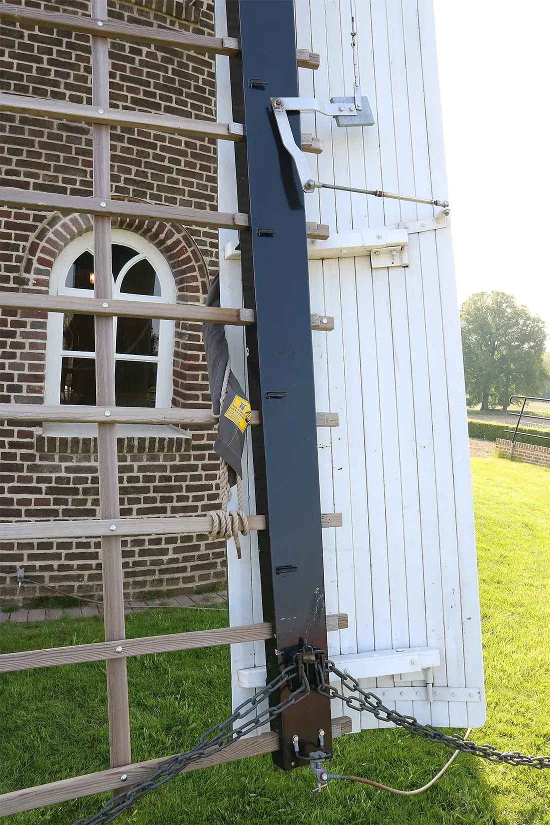 1, Roede 49, Beijk, Ronald Bakker (11-05-2024) De molen met het in 2022 aangebrachte Fauël-wieksysteem. | Database Nederlandse molens media-bestand