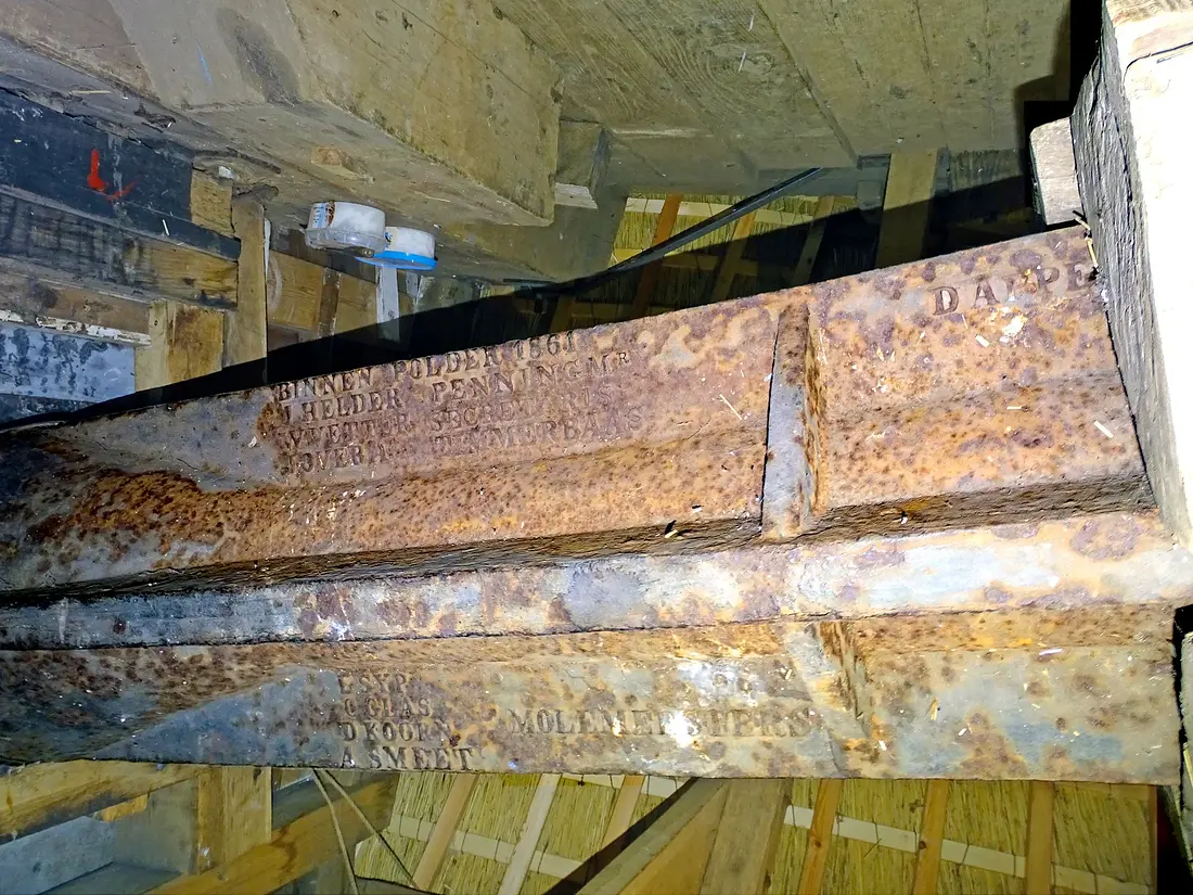 1, As ?, Enthoven & Co, L.I., Martin E. van Doornik (24-08-2024) De bovenas is rijkelijk van teksten voorzien. Voor de leesbaarheid is de foto wel ondersteboven gedraaid.  | Database Nederlandse molens media-bestand