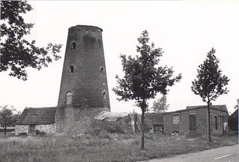 2, Molen 01937 Door den berg / Molen V.d. Bosch (Boekel), Foto ca 1965, coll. DVM | Database Nederlandse molens media-bestand
