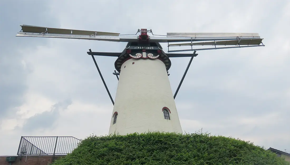 Molen 00866 Sint Martinus (Didam), Frans Reesing (15-05-2024)Molen draait nu met een roede. Deze is voorzien van Ten Have kleppen. De reden is dat er een scheurtje in de roede door metaalmoeheid is ontstaan. Omdat de levering van een nieuwe nogal lang gaat duren is besloten om dan voorlopig maar met één roede te gaan draaien. | Database Nederlandse molens media-bestand