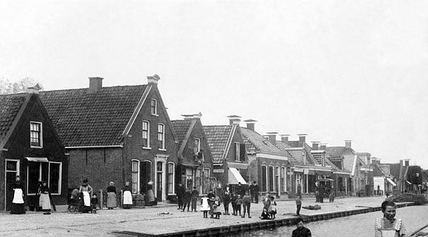 1, Molen 18005 Grutterij aan de Noordkade 66 (Drachten), links huidige Noordkade 62 en 66 (63, 64, 65 waren de woninkjes erachter) | Database Nederlandse molens media-bestand