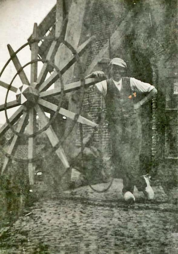 4, Molen 02766 De Kersenboom (Rijsoord), Gerrit de Kool, bij het kruirad, hij was de zoon van Molenaar Job de Kool  | Database Nederlandse molens media-bestand